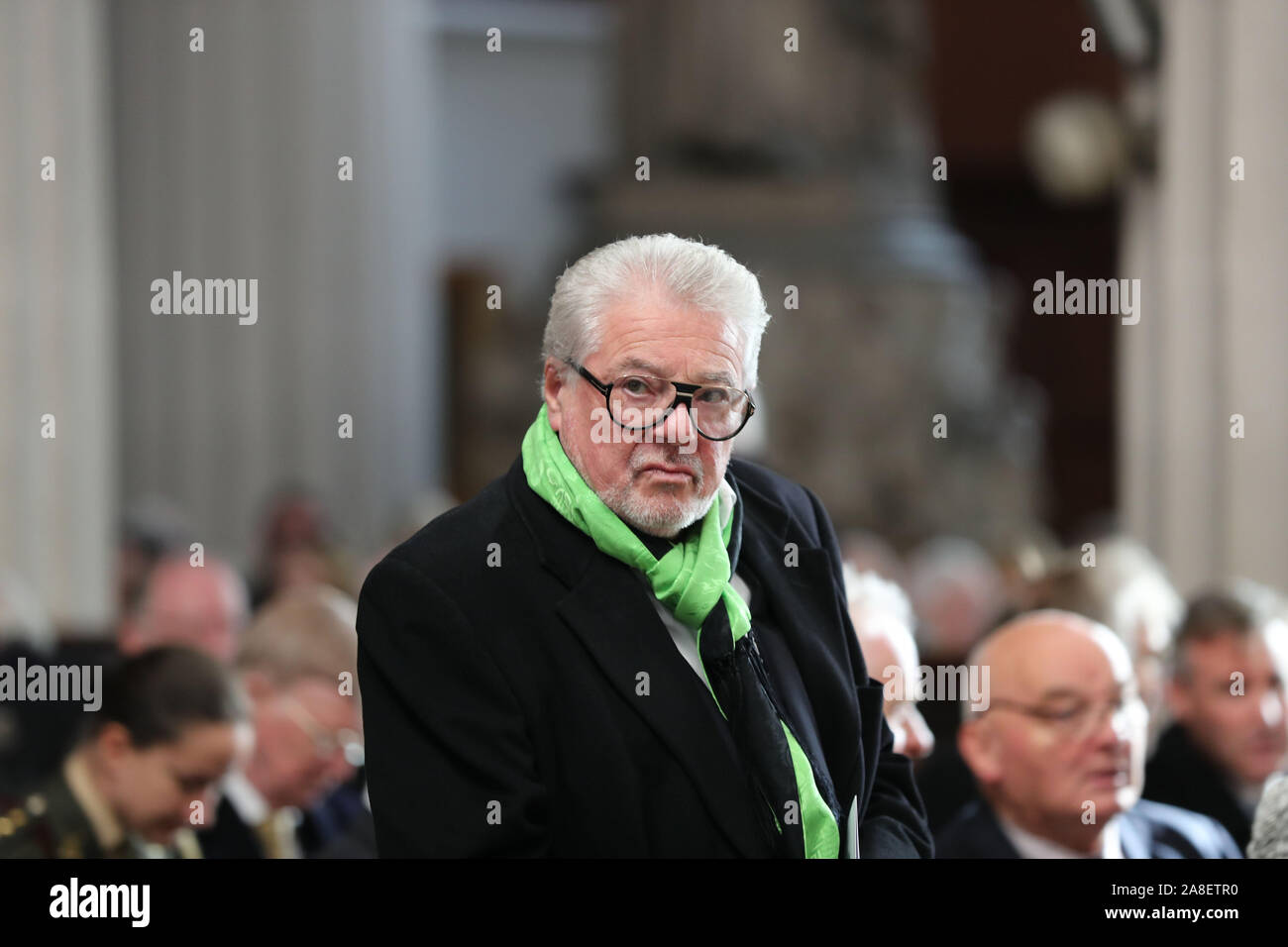 Un ospite al funerale del celebrato emittente Gay Byrne alla St. Mary's Pro-Cathedral a Dublino. Foto Stock