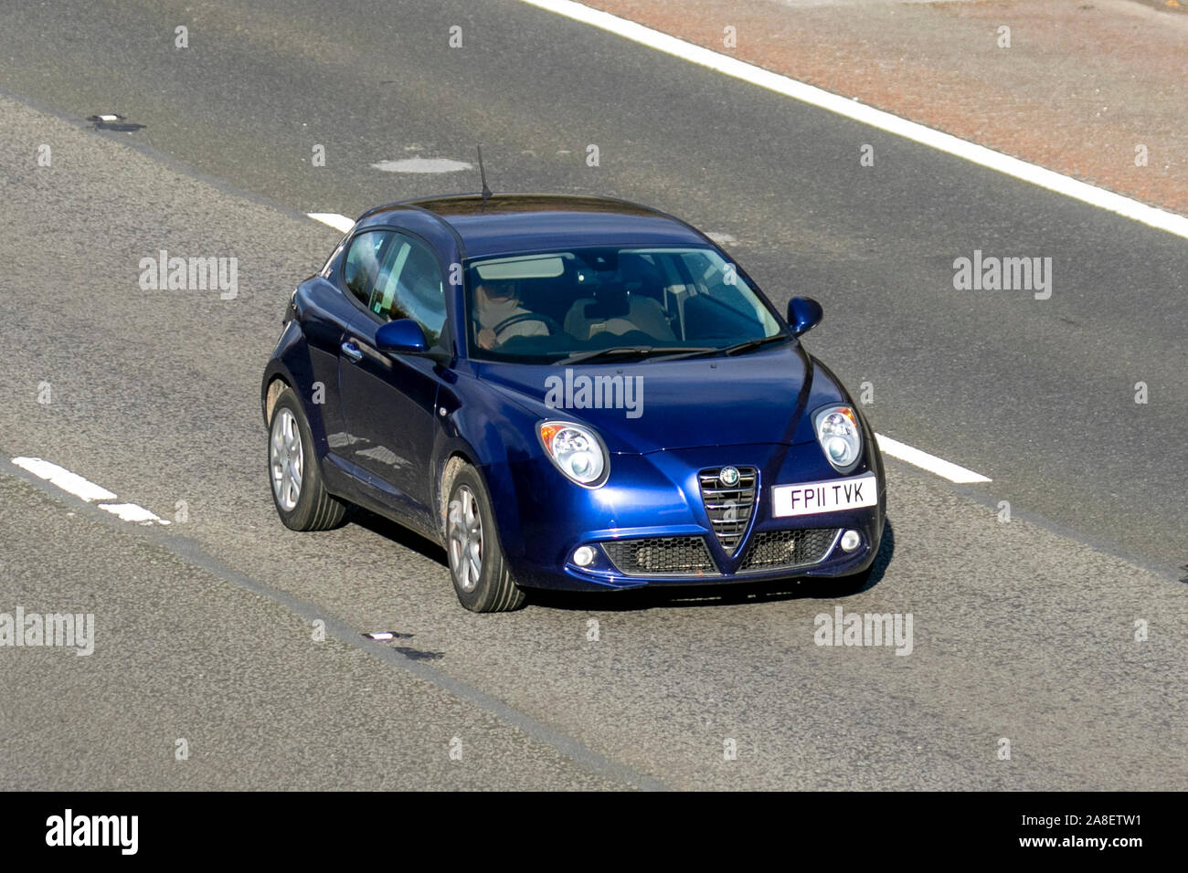 2011 Alfa Romeo Mito Sprint 16V; il traffico veicolare, trasporti, moderno, carrozze salone, sud-legato sulla corsia di 3 M6 motorway autostrada. Foto Stock