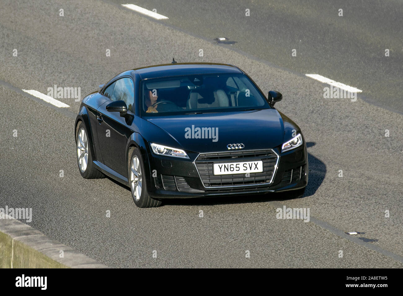 2015 Audi TT TFSI Sport; Regno Unito il traffico veicolare, trasporti, veicoli moderni, carrozze salone, sud-legato sulla corsia di 3 M6 motorway autostrada. Foto Stock