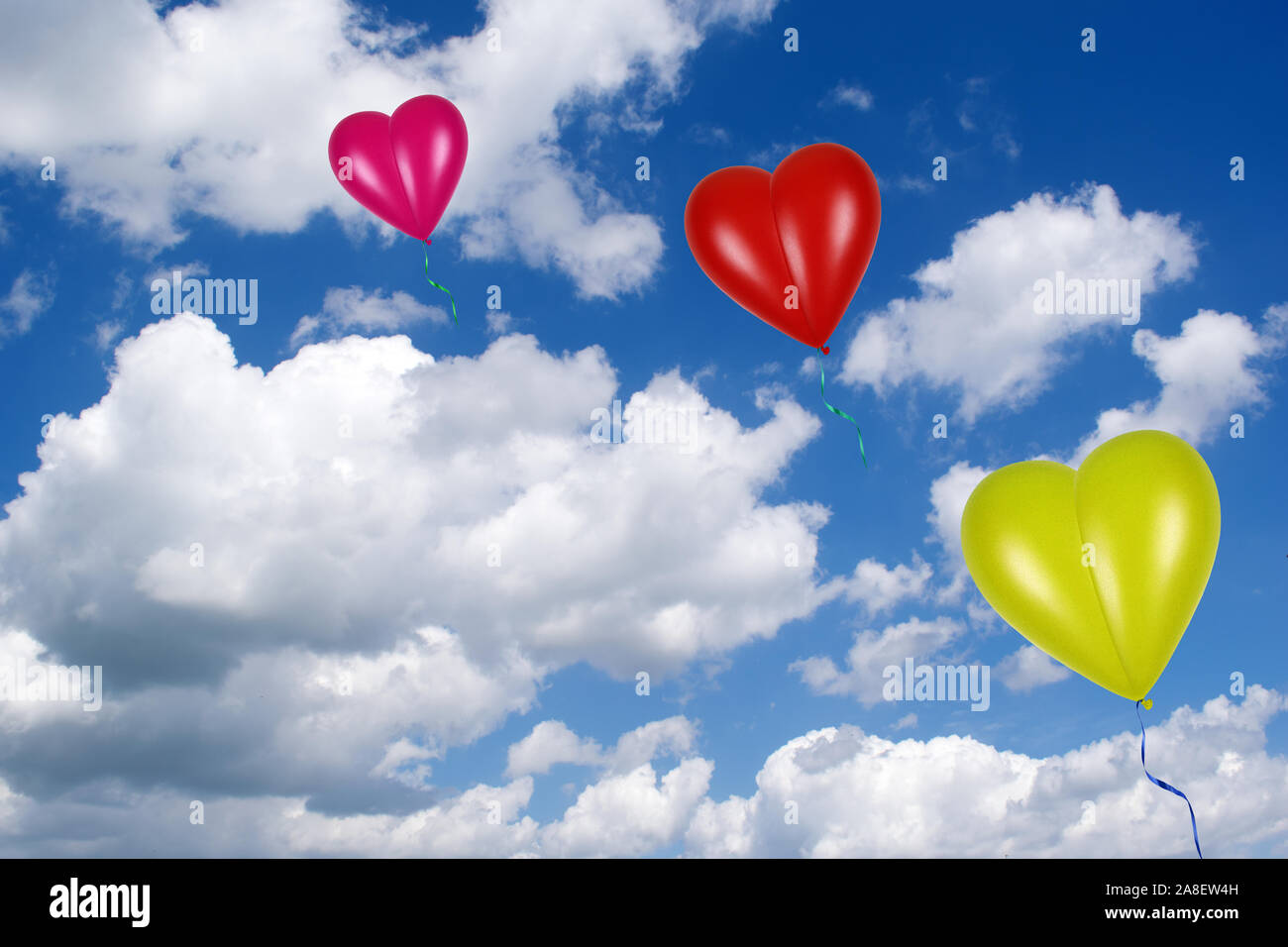 Bunte Herzluftballons vor blauen Himmel, Herzform, Luftballon, Cumulus Wolken, rot, gelb,rosa, Foto Stock