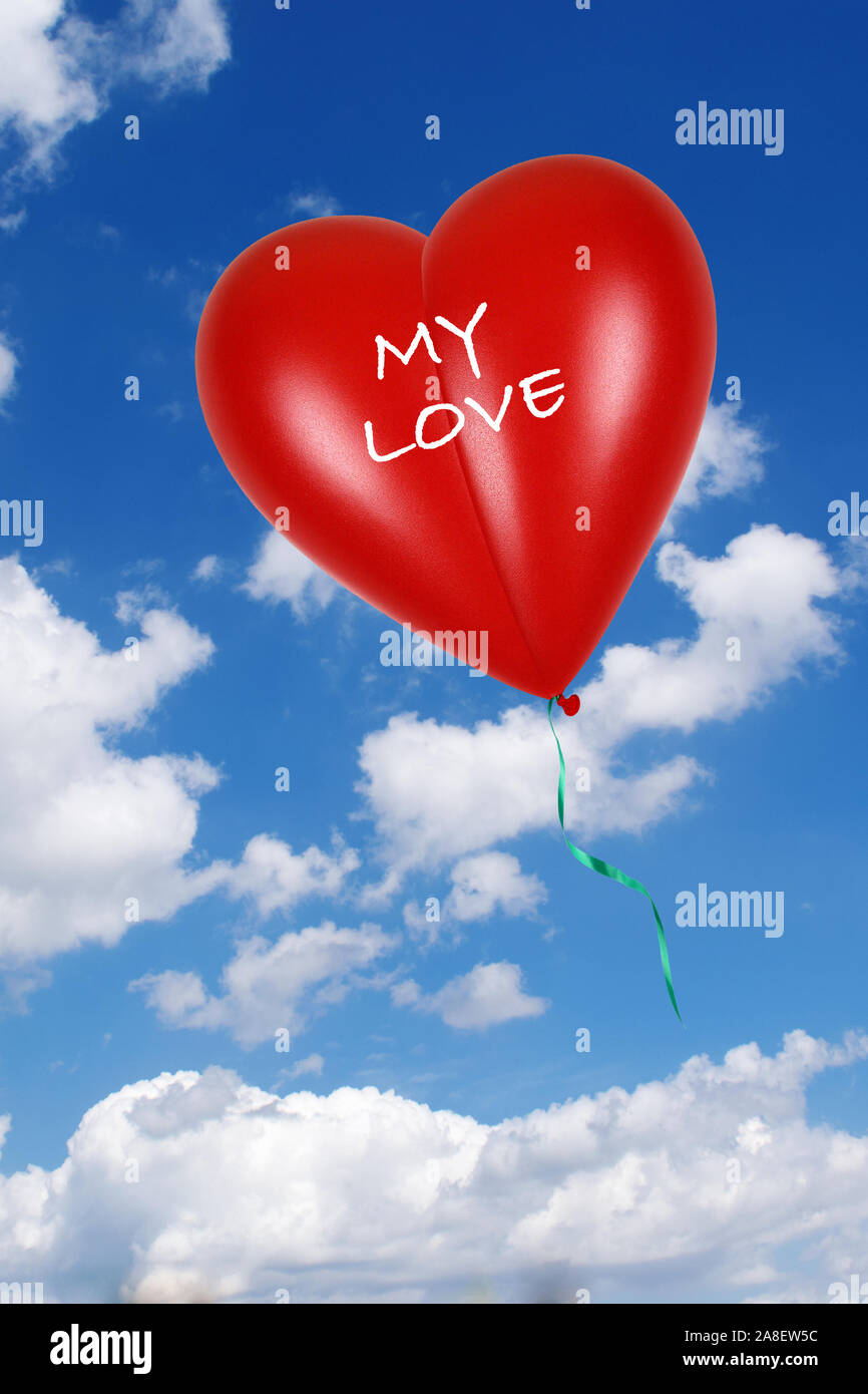 Vor Herzluftballon blauen Himmel, Herzform, Luftballon, Cumulus Wolken, amore mio, rot, roter, Foto Stock