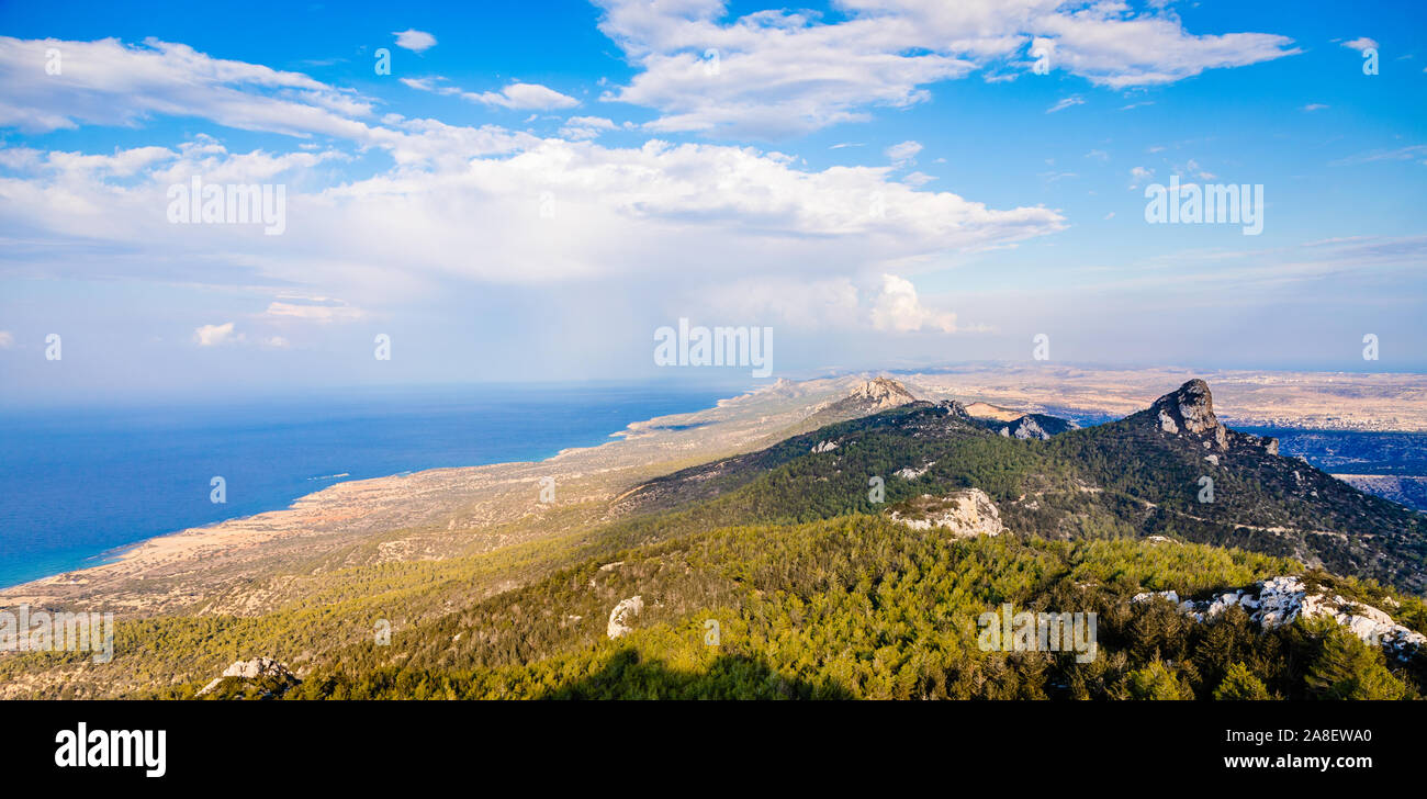 Kyrenia ridge mountains e mare vista panorama. La parte settentrionale di Cipro Foto Stock