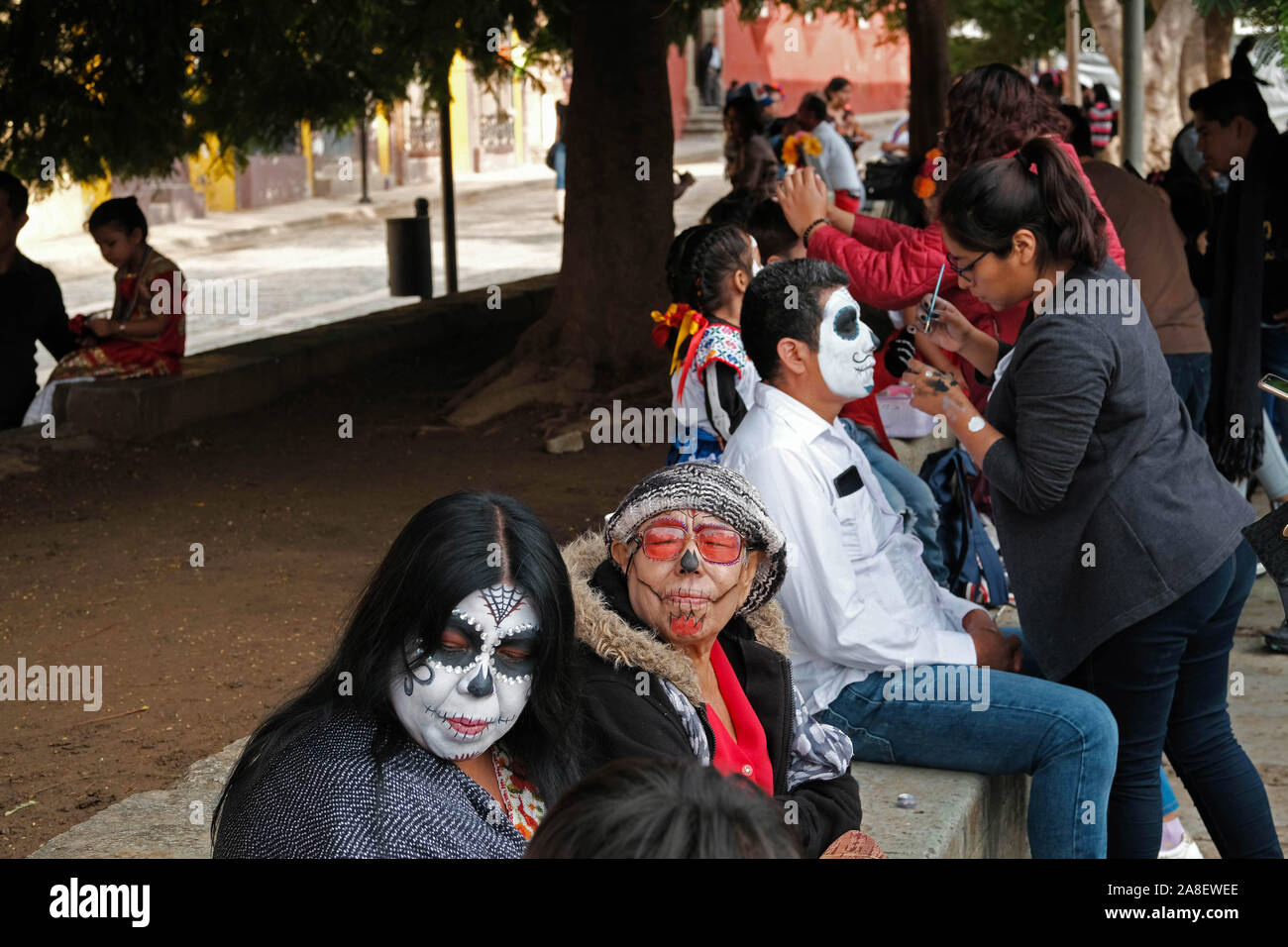 Oaxaca, Oaxaca, Messico. 29 ott 2019. Il giorno dei morti in festa a Oaxaca. Dia de Muertas è una festa celebrata in tutto il Messico ma è più noto per la sua origine in Oaxaca. Per tre giorni le famiglie messicane si riuniscono per ricordare i parenti e gli amici che sono morti e di pregare per i defunti. Tuttavia non è un momento di tristezza ma piuttosto un momento di festa per onorare i morti . Si vestono come scheletri e fantasmi per risvegliare i morti e consentire loro spiriti per festeggiare insieme. Sul consecutivi di giorni di vacanza di tutti i Santi e la Commemorazione di tutti i defunti famiglie raccolgono presso i cimiteri dove th Foto Stock