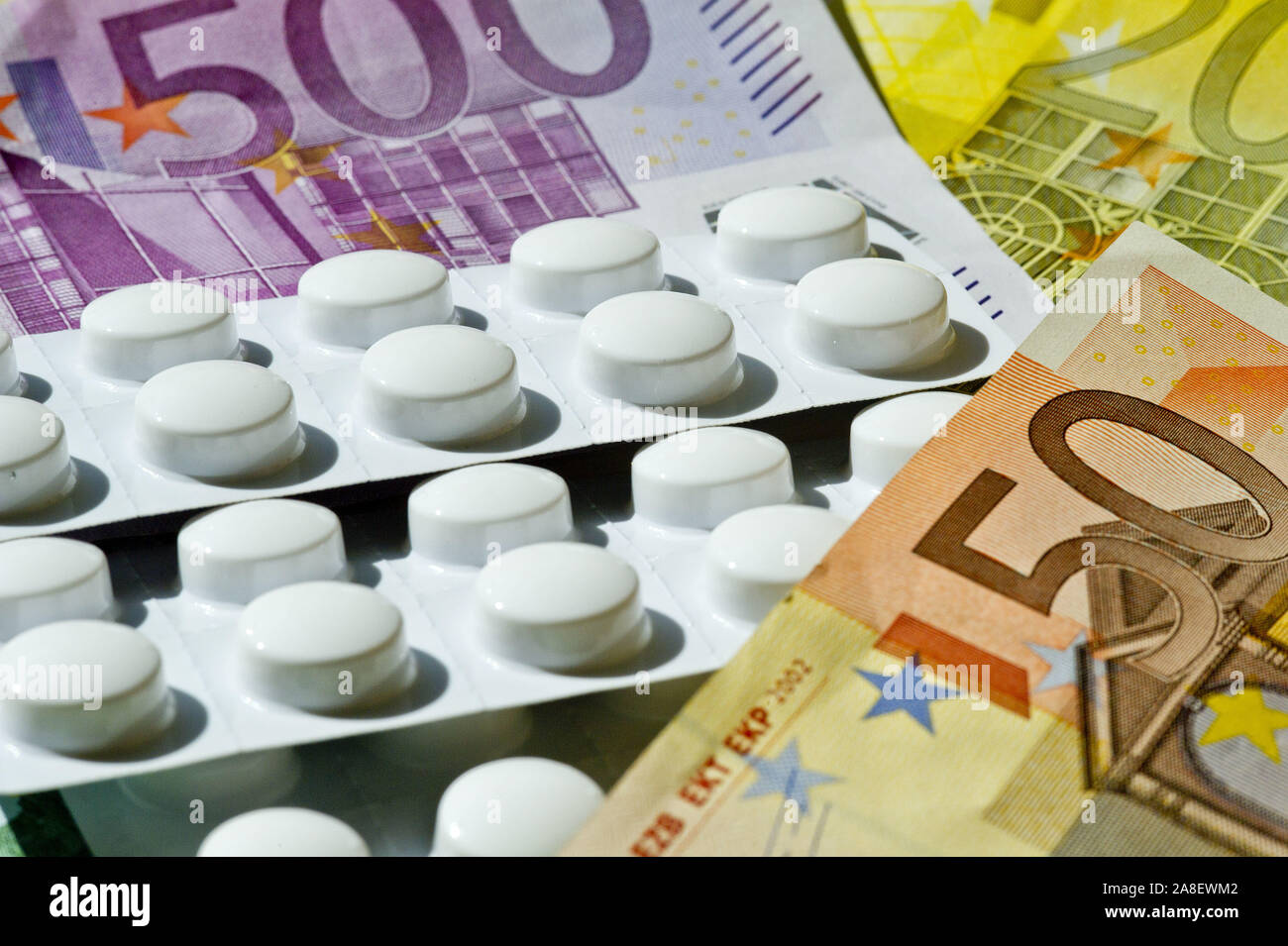 Kostensteigerung im Gesundheitswesen, Teure Medikamente, Tabletten, Pillen, Euro, Banknoten, 50er, 200er, 500er, 50, 200, 500, Foto Stock