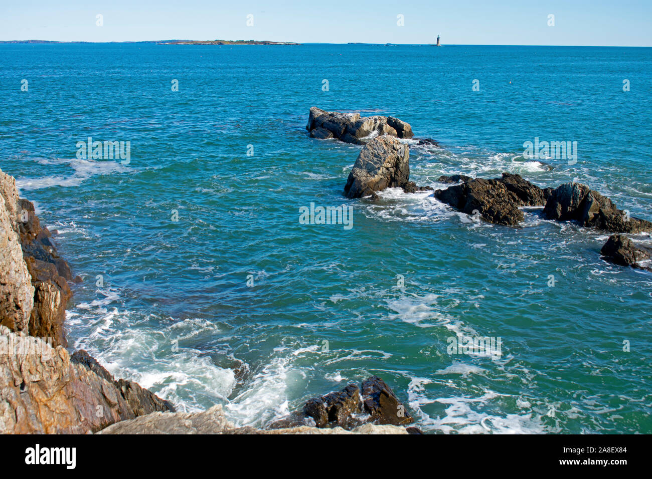 Piccole onde a schiantarsi sulla costa rocciosa visto da Cape Elizabeth, Portland, Maine, Stati Uniti d'America. -13 Foto Stock