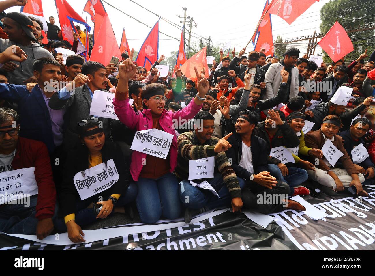 Kathmandu, Nepal. 08 Nov, 2019. Nepalesi per gli studenti protestano contro la controversa mappa rilasciato dall India vicino all'Ambasciata indiana in Kathmandu, Nepal su Novembre 08, 2019. (Foto di Subash Shrestha che/Pacific Stampa) Credito: Pacific Press Agency/Alamy Live News Foto Stock