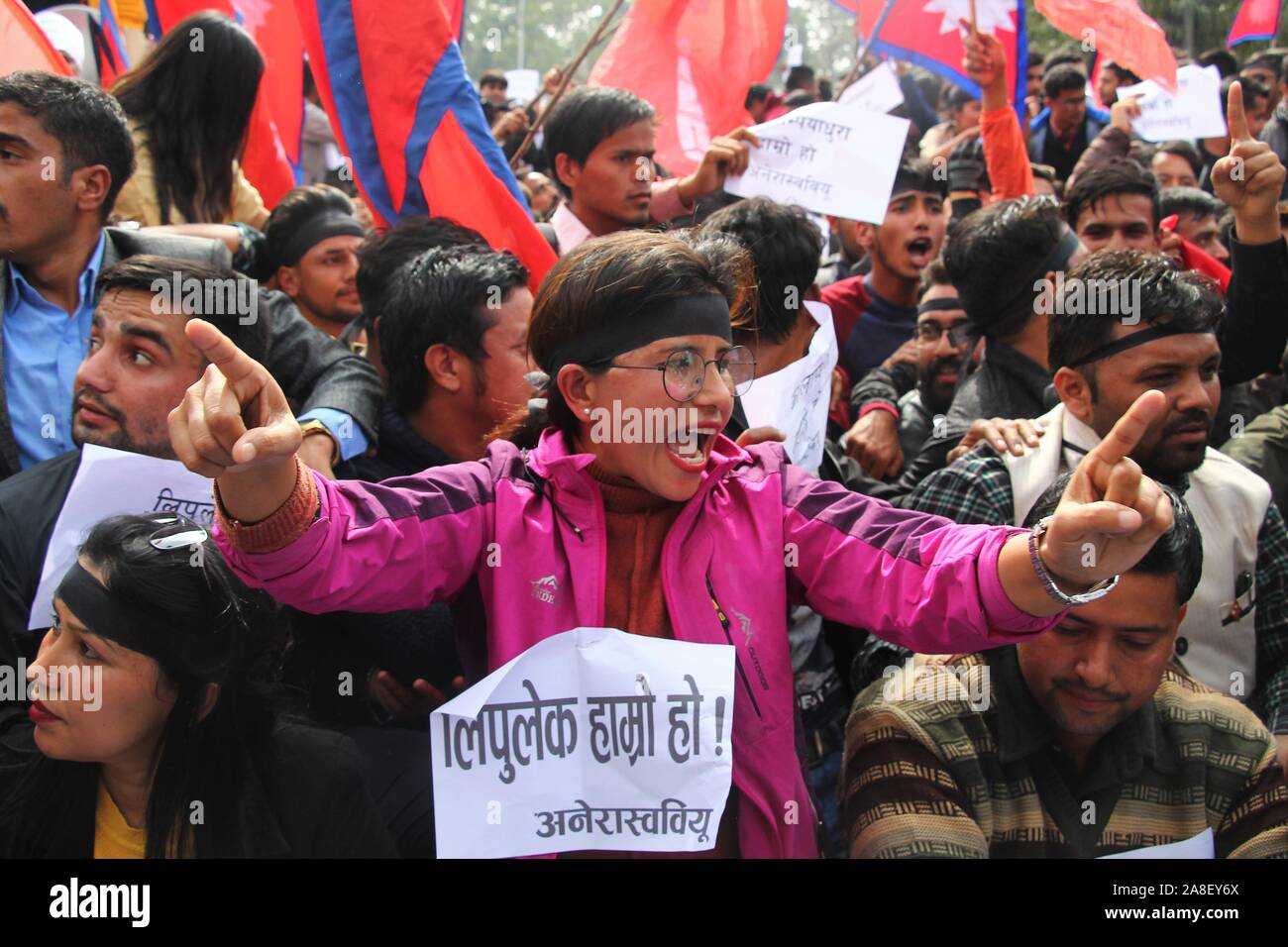 Kathmandu, Nepal. 08 Nov, 2019. Nepalesi per gli studenti protestano contro la controversa mappa rilasciato dall India vicino all'Ambasciata indiana in Kathmandu, Nepal su Novembre 08, 2019. (Foto di Subash Shrestha che/Pacific Stampa) Credito: Pacific Press Agency/Alamy Live News Foto Stock