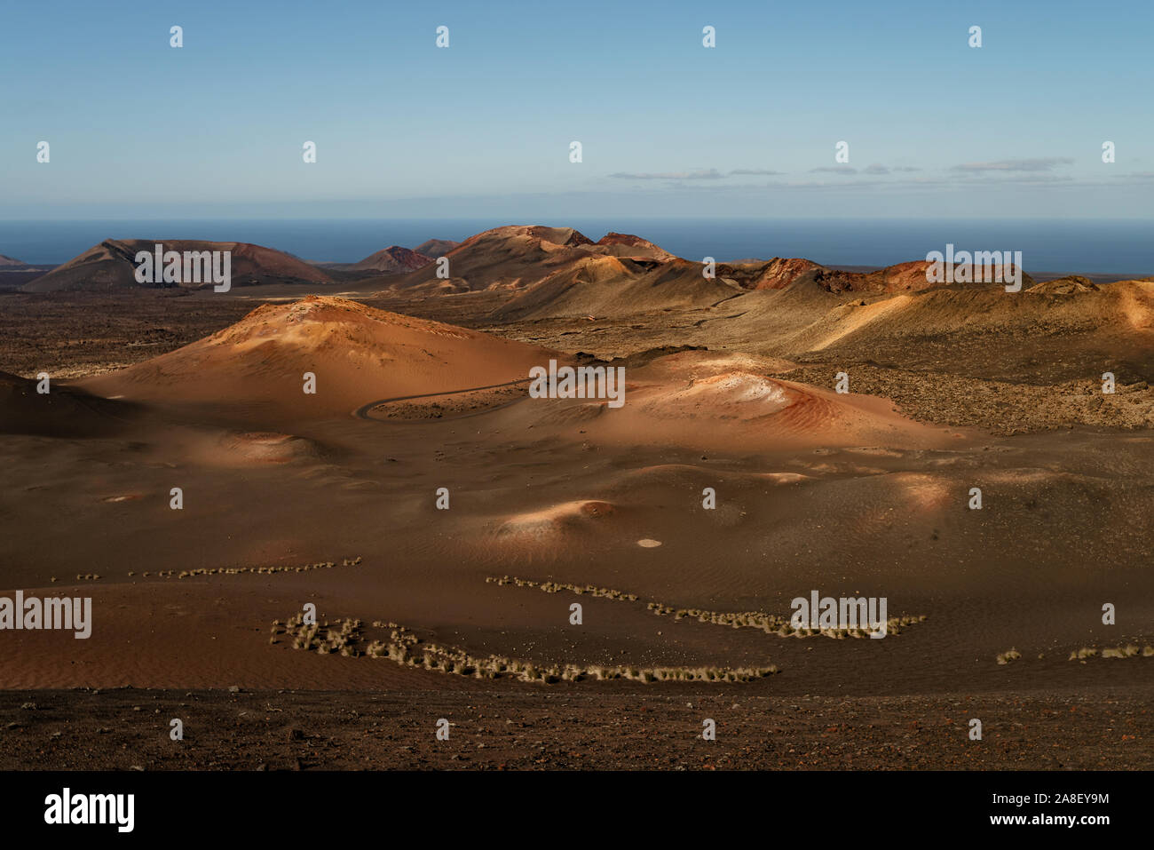 Angolo di alta vista del variopinto paesaggio vulcanico al Parco Nazionale di Timanfaya su Lantarote, Isole Canarie, Spagna Foto Stock