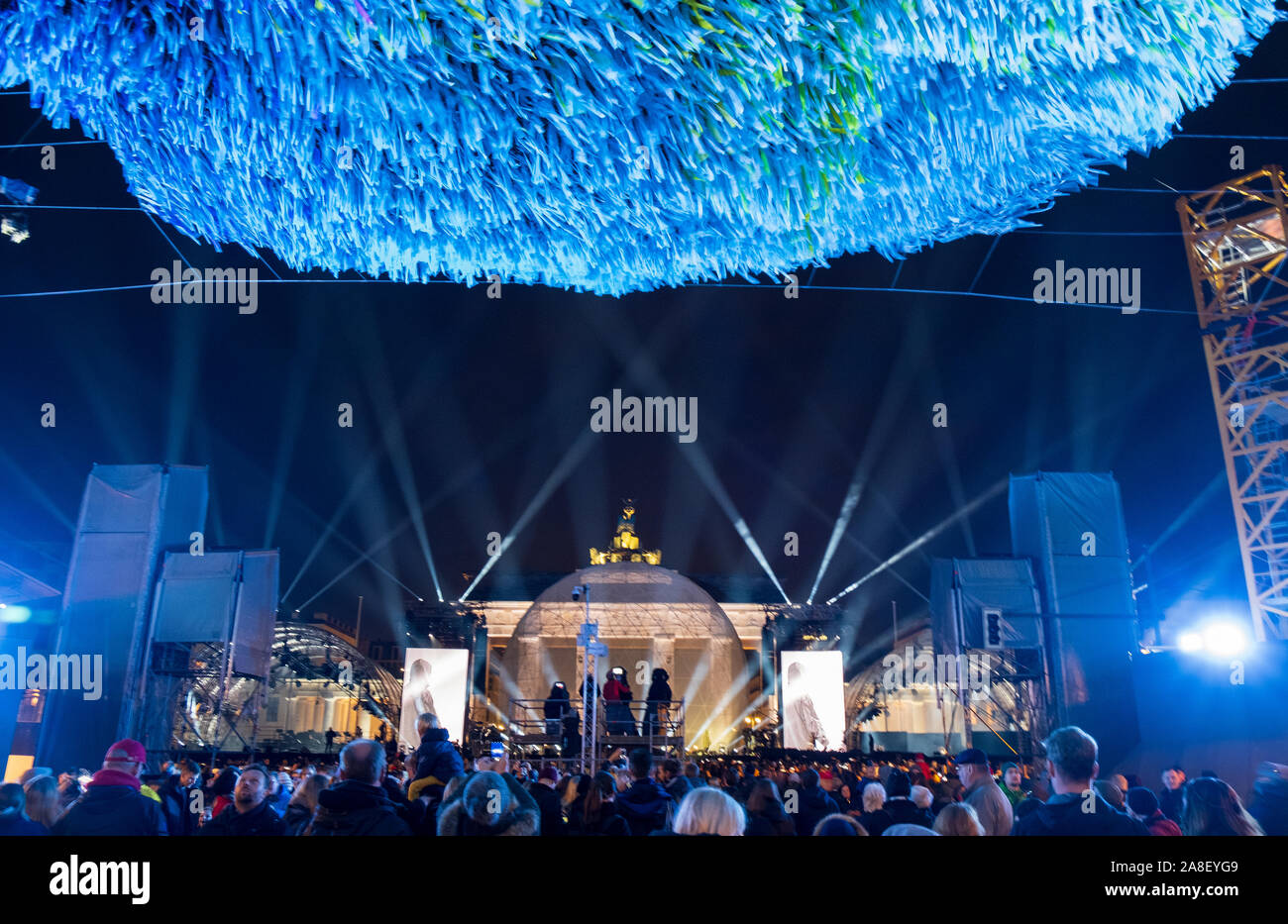 Concerto rock e spettacolo di luci presso la Porta di Brandeburgo segna il  trentesimo anniversario della caduta del muro di Berlino Foto stock - Alamy