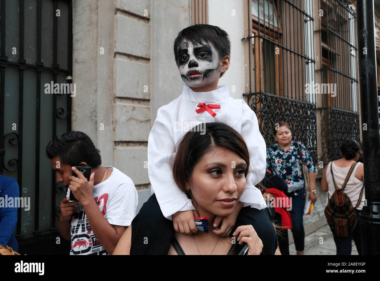 Oaxaca, Oaxaca, Messico. 29 ott 2019. Il giorno dei morti in festa a Oaxaca. Dia de Muertas è una festa celebrata in tutto il Messico ma è più noto per la sua origine in Oaxaca. Per tre giorni le famiglie messicane si riuniscono per ricordare i parenti e gli amici che sono morti e di pregare per i defunti. Tuttavia non è un momento di tristezza ma piuttosto un momento di festa per onorare i morti . Si vestono come scheletri e fantasmi per risvegliare i morti e consentire loro spiriti per festeggiare insieme. Sul consecutivi di giorni di vacanza di tutti i Santi e la Commemorazione di tutti i defunti famiglie raccolgono presso i cimiteri dove th Foto Stock