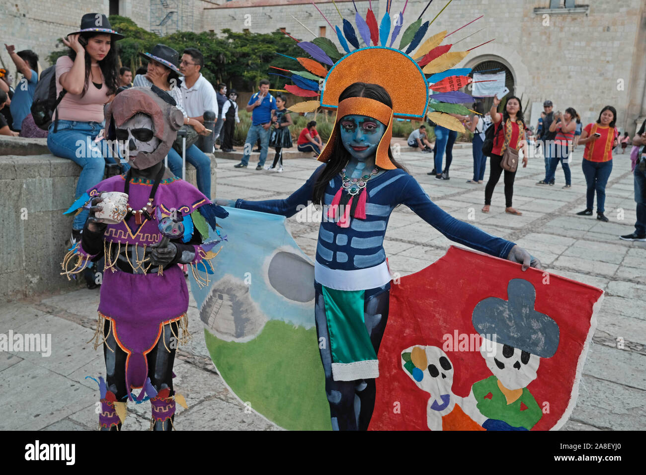 Oaxaca, Oaxaca, Messico. 29 ott 2019. Il giorno dei morti in festa a Oaxaca. Dia de Muertas è una festa celebrata in tutto il Messico ma è più noto per la sua origine in Oaxaca. Per tre giorni le famiglie messicane si riuniscono per ricordare i parenti e gli amici che sono morti e di pregare per i defunti. Tuttavia non è un momento di tristezza ma piuttosto un momento di festa per onorare i morti . Si vestono come scheletri e fantasmi per risvegliare i morti e consentire loro spiriti per festeggiare insieme. Sul consecutivi di giorni di vacanza di tutti i Santi e la Commemorazione di tutti i defunti famiglie raccolgono presso i cimiteri dove th Foto Stock