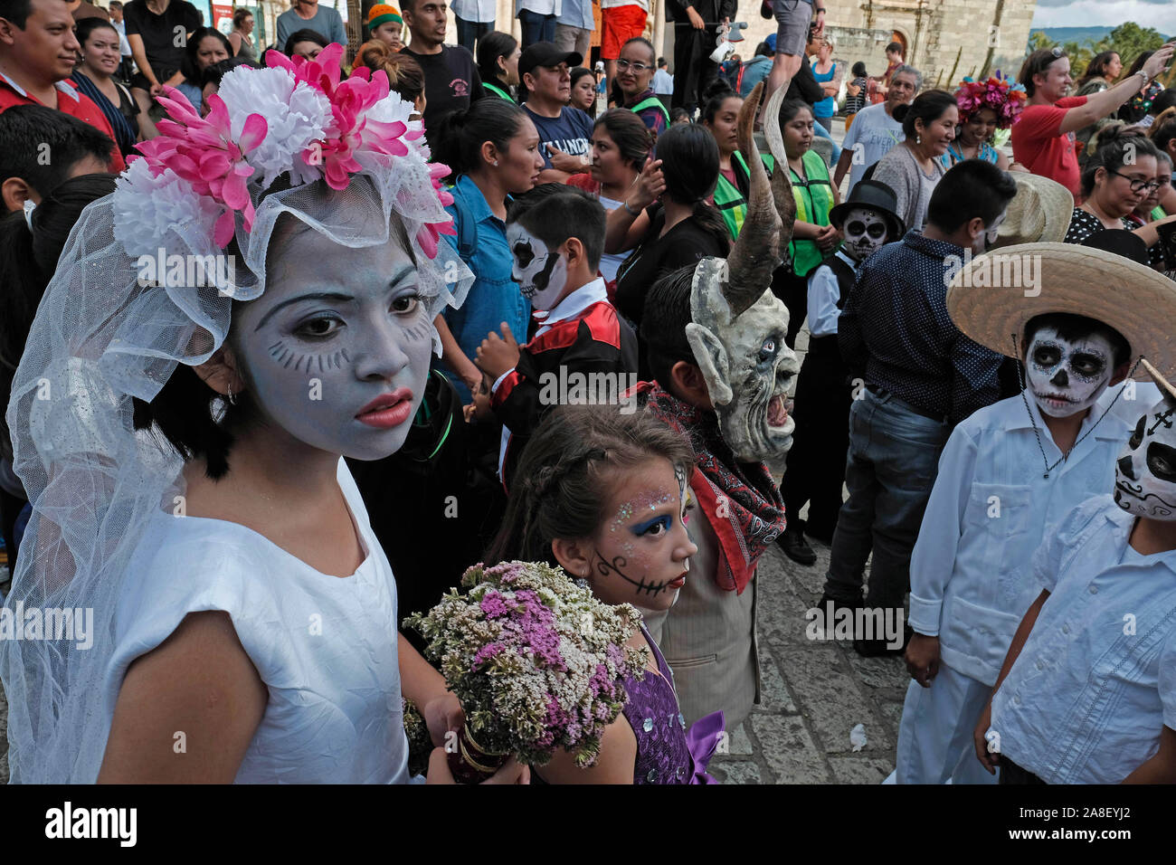 Oaxaca, Oaxaca, Messico. 29 ott 2019. Il giorno dei morti in festa a Oaxaca. Dia de Muertas è una festa celebrata in tutto il Messico ma è più noto per la sua origine in Oaxaca. Per tre giorni le famiglie messicane si riuniscono per ricordare i parenti e gli amici che sono morti e di pregare per i defunti. Tuttavia non è un momento di tristezza ma piuttosto un momento di festa per onorare i morti . Si vestono come scheletri e fantasmi per risvegliare i morti e consentire loro spiriti per festeggiare insieme. Sul consecutivi di giorni di vacanza di tutti i Santi e la Commemorazione di tutti i defunti famiglie raccolgono presso i cimiteri dove th Foto Stock