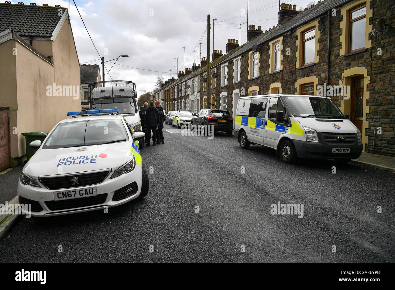 Una presenza della polizia sulla terrazza di Bristol, adiacente a una proprietà su Herbert Street Brithdir nel Galles del Sud, vicino a Ashville nursing home dove la polizia sta conducendo un'inchiesta hat alcuni membri del personale sono vittime della moderna schiavitù. . Foto di PA. Picture Data: Giovedì 7 novembre 2019. Foto di credito dovrebbe leggere: Ben Birchall/PA FILO Foto Stock