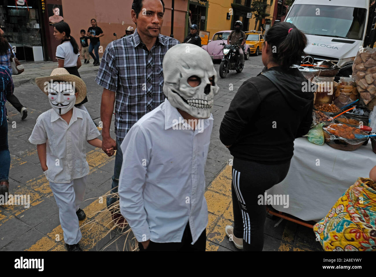 Oaxaca, Oaxaca, Messico. 29 ott 2019. Il giorno dei morti in festa a Oaxaca. Dia de Muertas è una festa celebrata in tutto il Messico ma è più noto per la sua origine in Oaxaca. Per tre giorni le famiglie messicane si riuniscono per ricordare i parenti e gli amici che sono morti e di pregare per i defunti. Tuttavia non è un momento di tristezza ma piuttosto un momento di festa per onorare i morti . Si vestono come scheletri e fantasmi per risvegliare i morti e consentire loro spiriti per festeggiare insieme. Sul consecutivi di giorni di vacanza di tutti i Santi e la Commemorazione di tutti i defunti famiglie raccolgono presso i cimiteri dove th Foto Stock