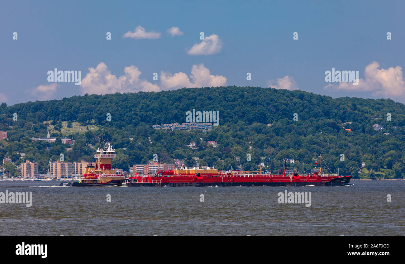 TARRYTOWN, NEW YORK, Stati Uniti d'America - barca di traino e barcone sul fiume Hudson. Foto Stock