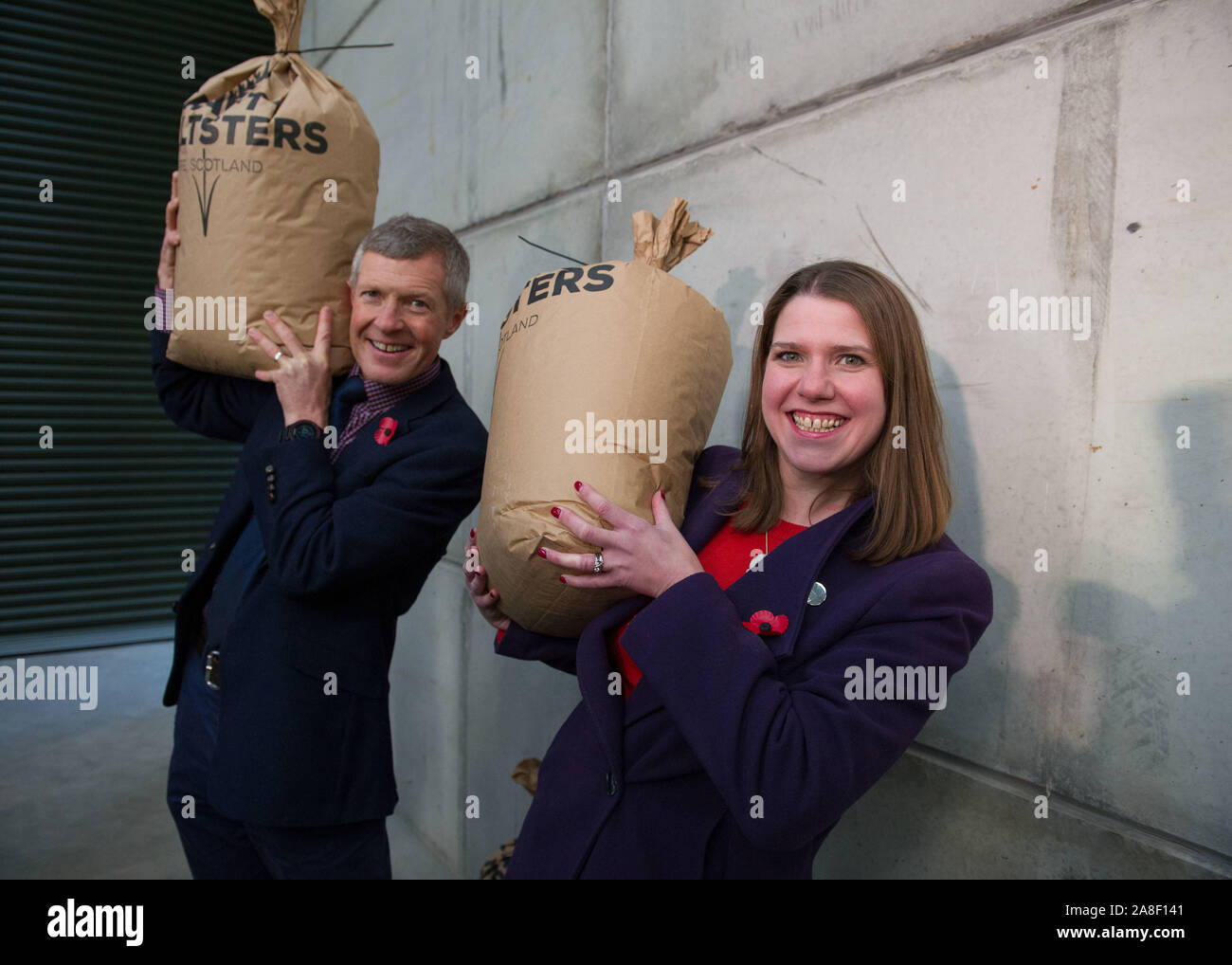 Auchtermuchty, UK. 8 novembre 2019. Nella foto: (sinistra) Willie Rennie MSP - Leader della Scottish Liberal Democratici parte; (a destra), Jo Swinson MP - Leader del Regno Unito liberale Partito Democratico. Gruppo del Partito europeo dei liberali democratici Leader Jo Swinson visiti il nord est Fife come parte del suo leader del Tour del Regno Unito, come ella fa il caso di rimanere gli elettori in Scozia per riportare i liberali democratici per proteggere la Scozia è posto nel cuore dell'UE. Credito: Colin Fisher/Alamy Live News Foto Stock