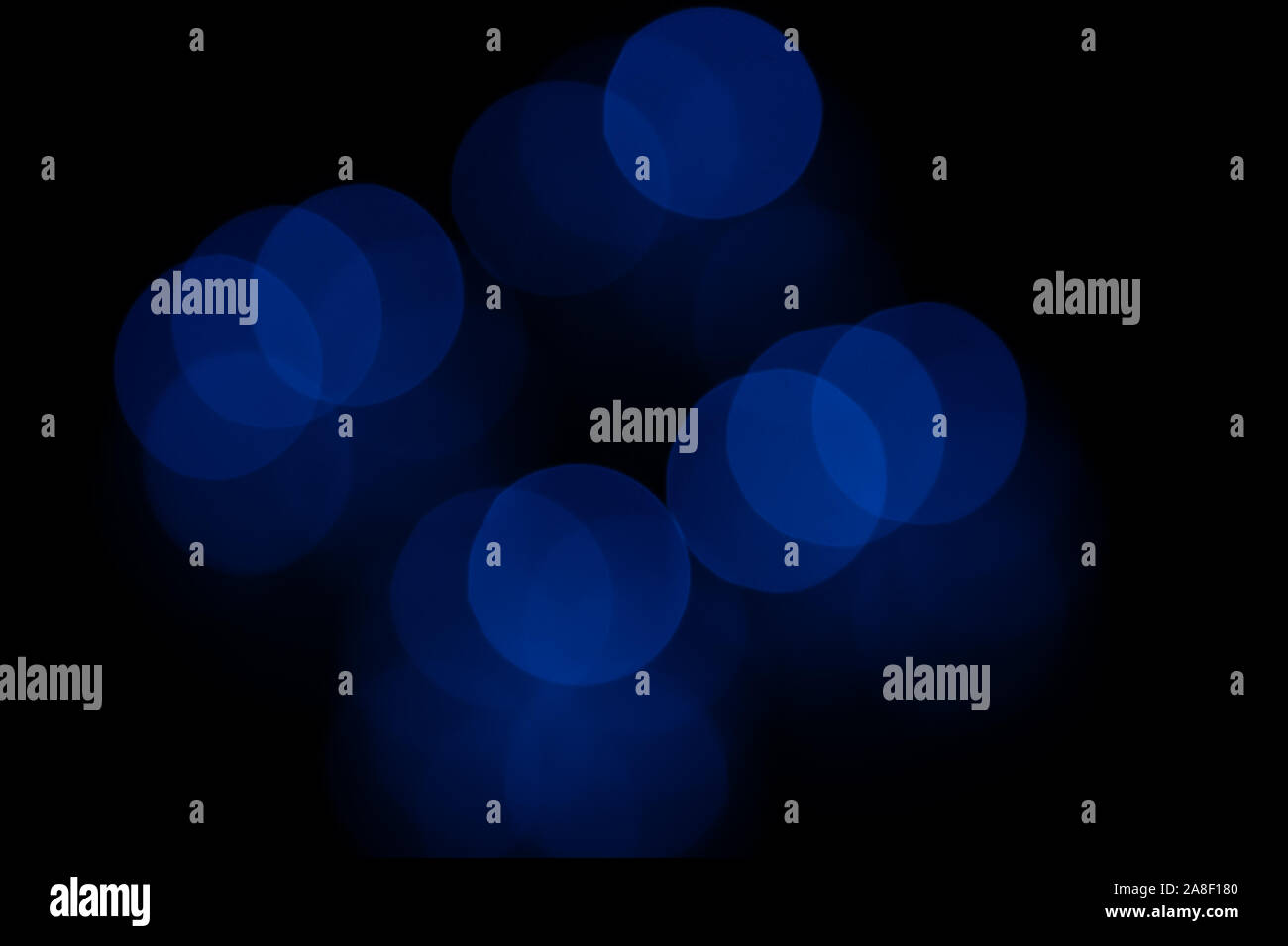 Abstract background. Blue sfocata bokeh spot su sfondo nero Foto Stock
