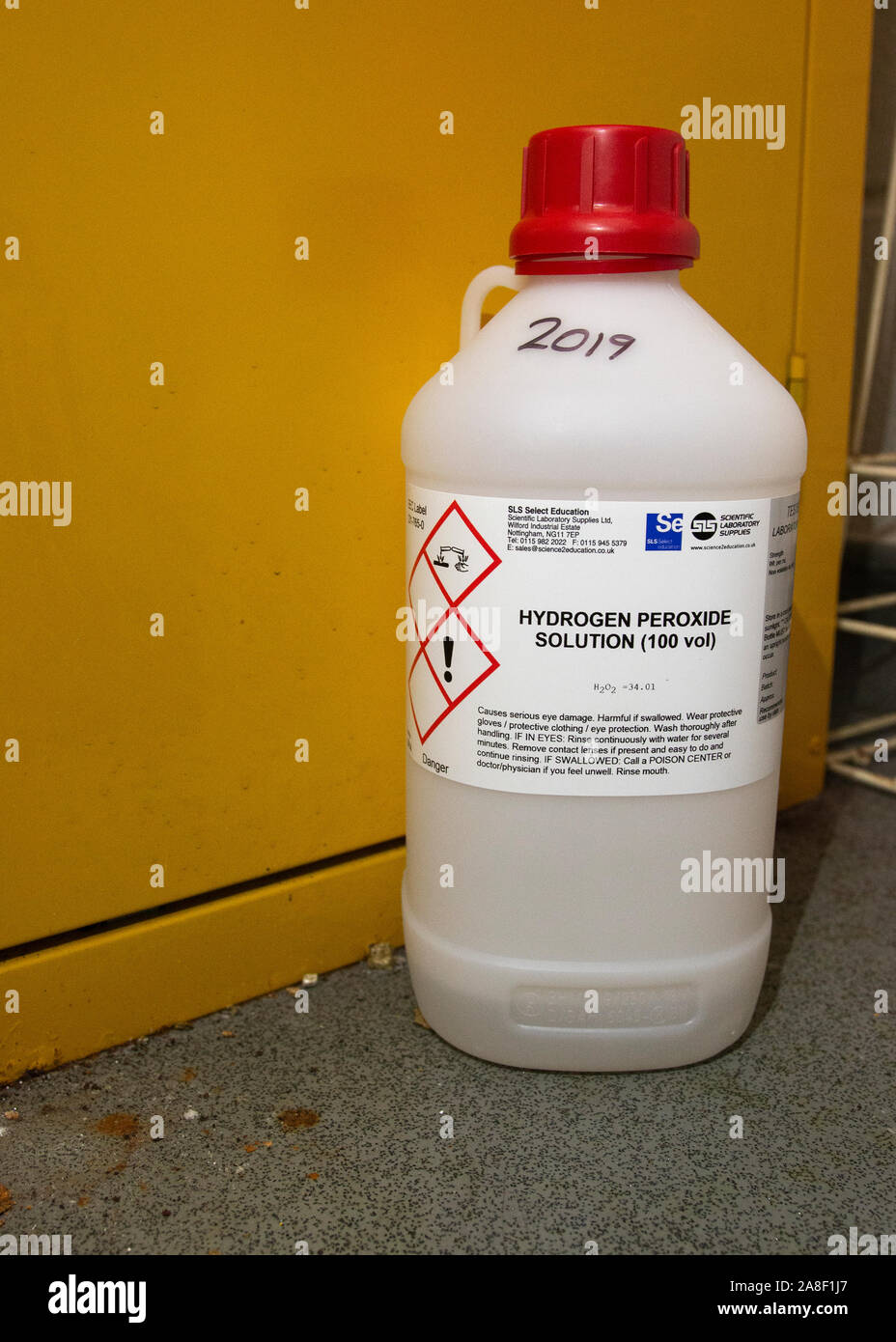 Bottiglia di stock di soluzione di perossido di idrogeno 100vol in un deposito chimico Foto Stock