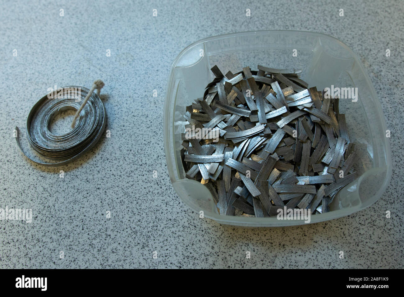 Rotolo di nastro di magnesio con un piatto di taglio fino magnesio su un banco da laboratorio NEL REGNO UNITO Foto Stock