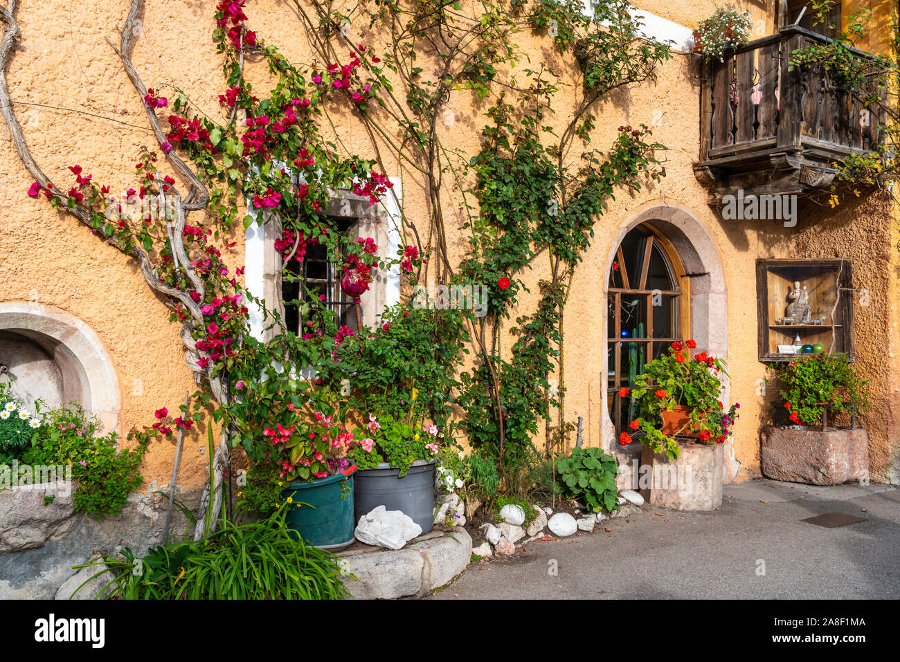 Una strada con vitigni decorativi ed edifici di Hallstatt, Austria, l'Europa. Foto Stock