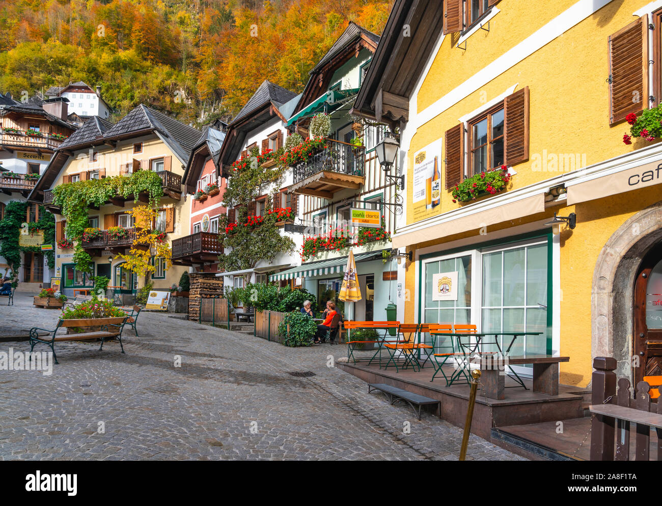 La piazza centrale Marktplatz in autunno a Hallstatt, Austria, l'Europa. Foto Stock