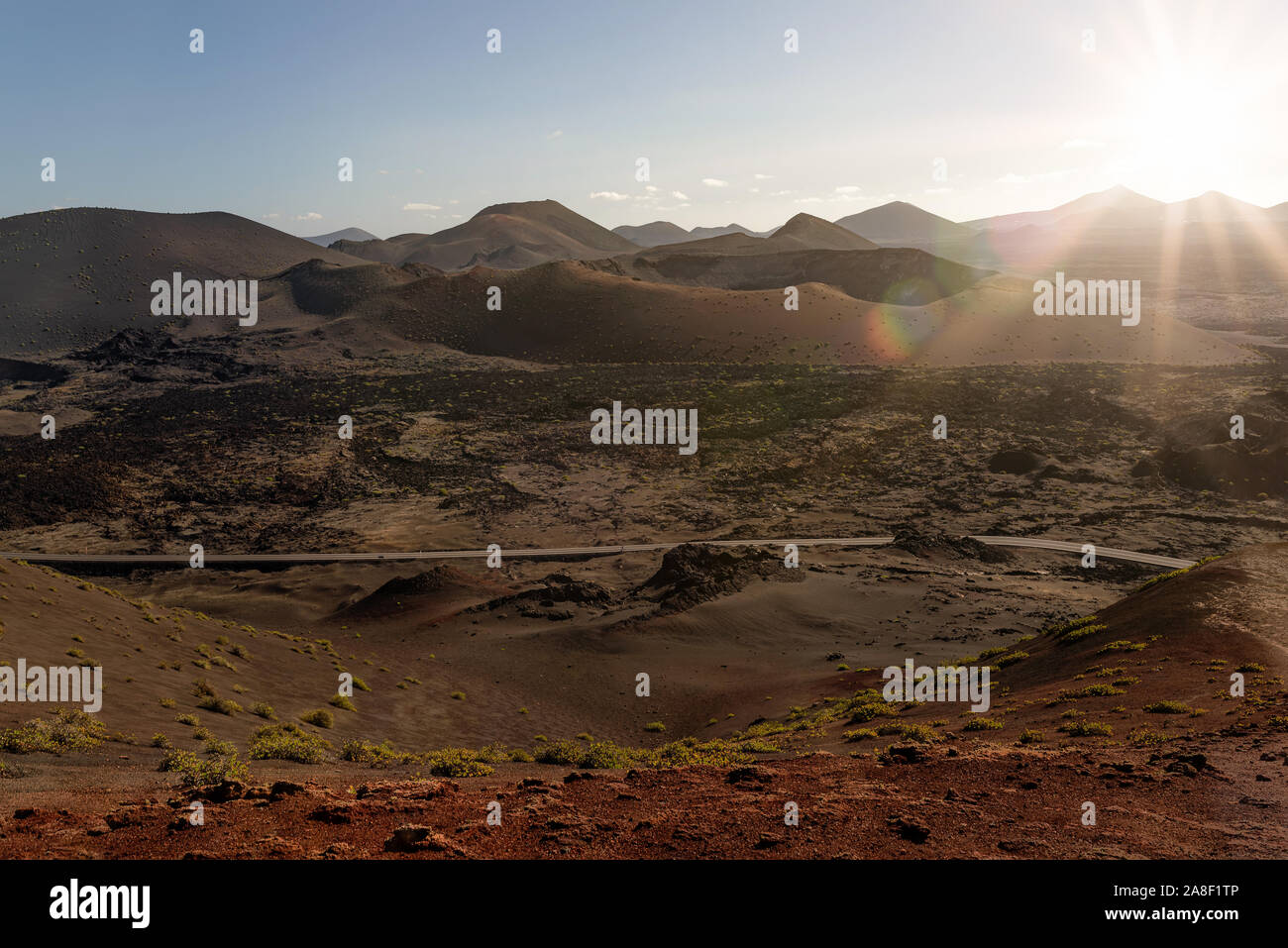 Angolo di alta vista del variopinto paesaggio vulcanico al Parco Nazionale di Timanfaya su Lantarote, Isole Canarie, Spagna Foto Stock