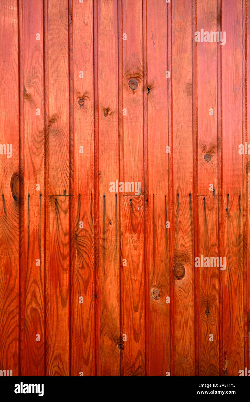 Sfondo di assi di legno dipinte di rosso marilka. Foto Stock