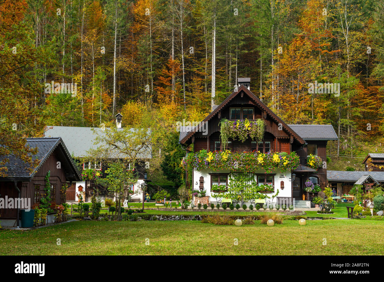 Un cottage con caduta di fogliame color vicino a Bad Ausssee, Austria, l'Europa. Foto Stock