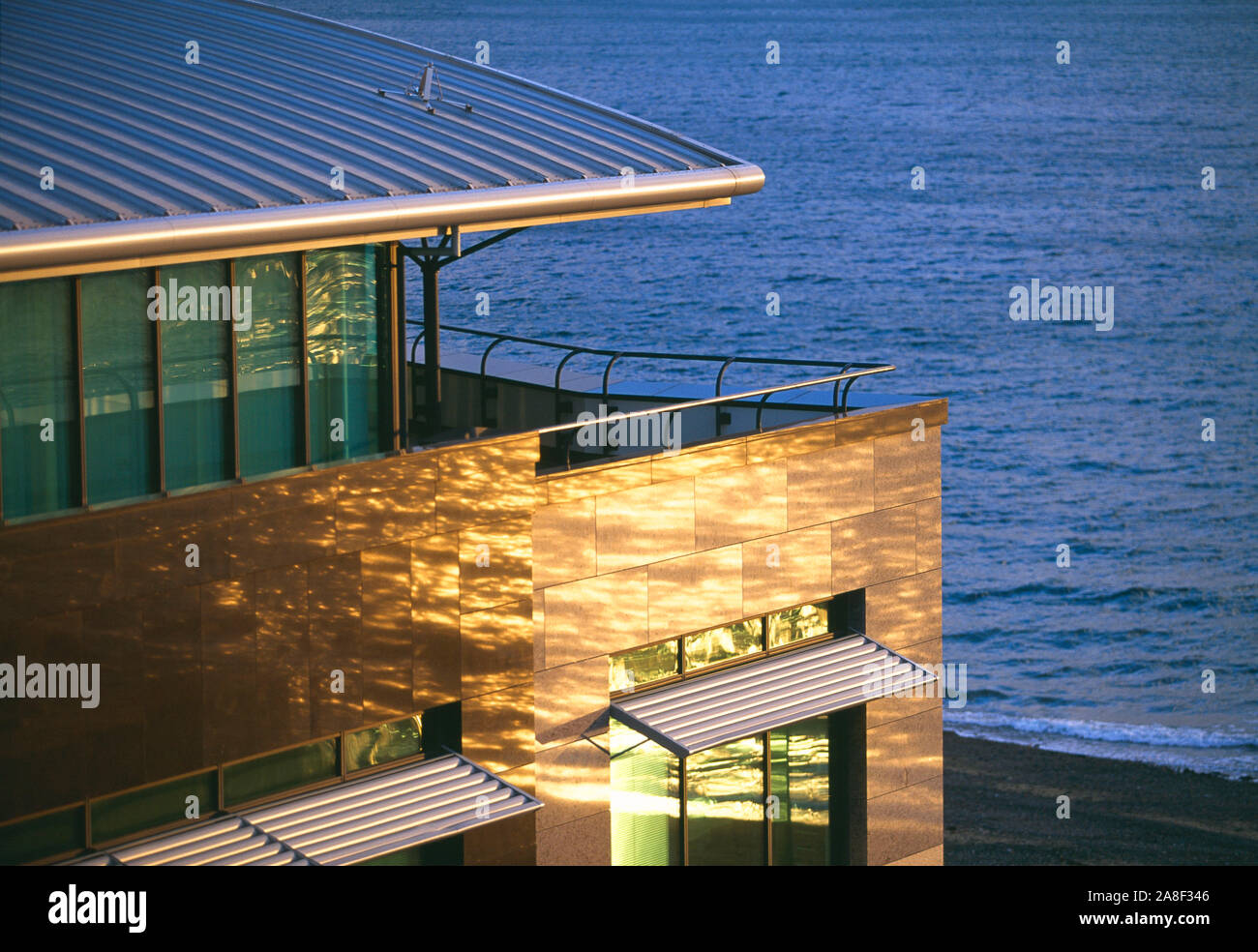 Guernsey. Architettura. Elevato punto di vista ravvicinata di un moderno edificio commerciale sul lungomare. Foto Stock