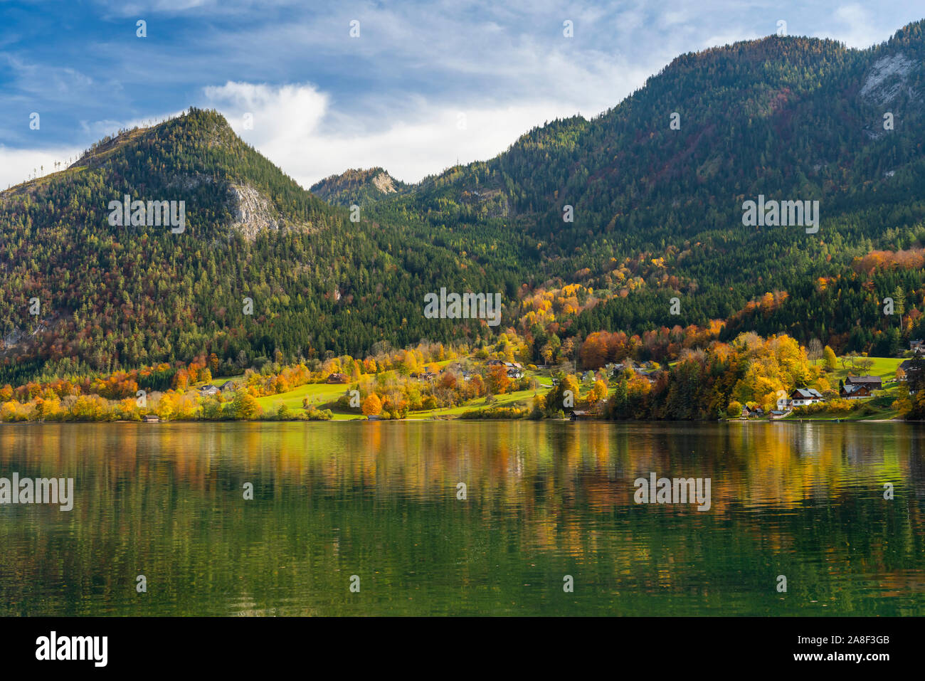 Caduta delle Foglie colore in alberi e il lago calmo con riflessioni a Grundlsee, Austria, l'Europa. Foto Stock