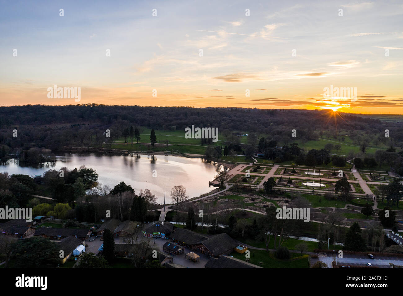 Bella vista aerea del Trentham Gardens Station wagon e il lago, in Trentham, Stoke on Trent, Staffordshire, visitatore attrazione, shopping village Foto Stock