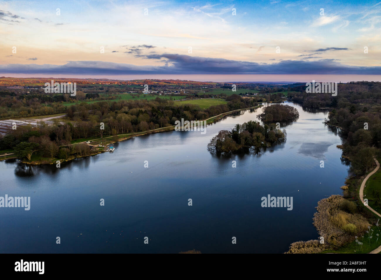 Bella vista aerea del Trentham Gardens Station wagon e il lago, in Trentham, Stoke on Trent, Staffordshire, visitatore attrazione, shopping village Foto Stock