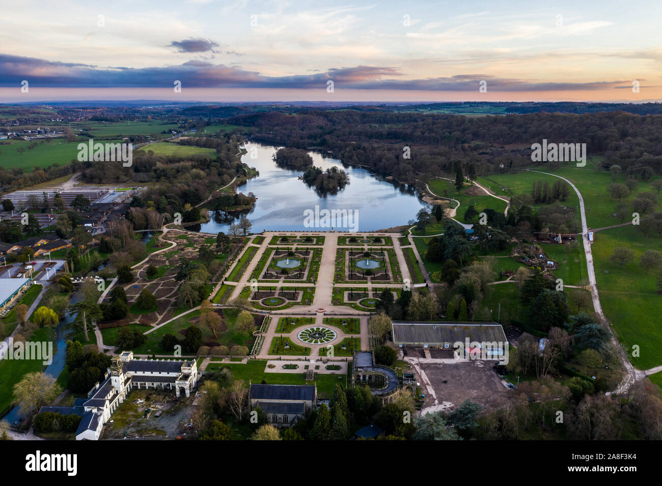 Bella vista aerea del Trentham Gardens Station wagon e il lago, in Trentham, Stoke on Trent, Staffordshire, visitatore attrazione, shopping village Foto Stock