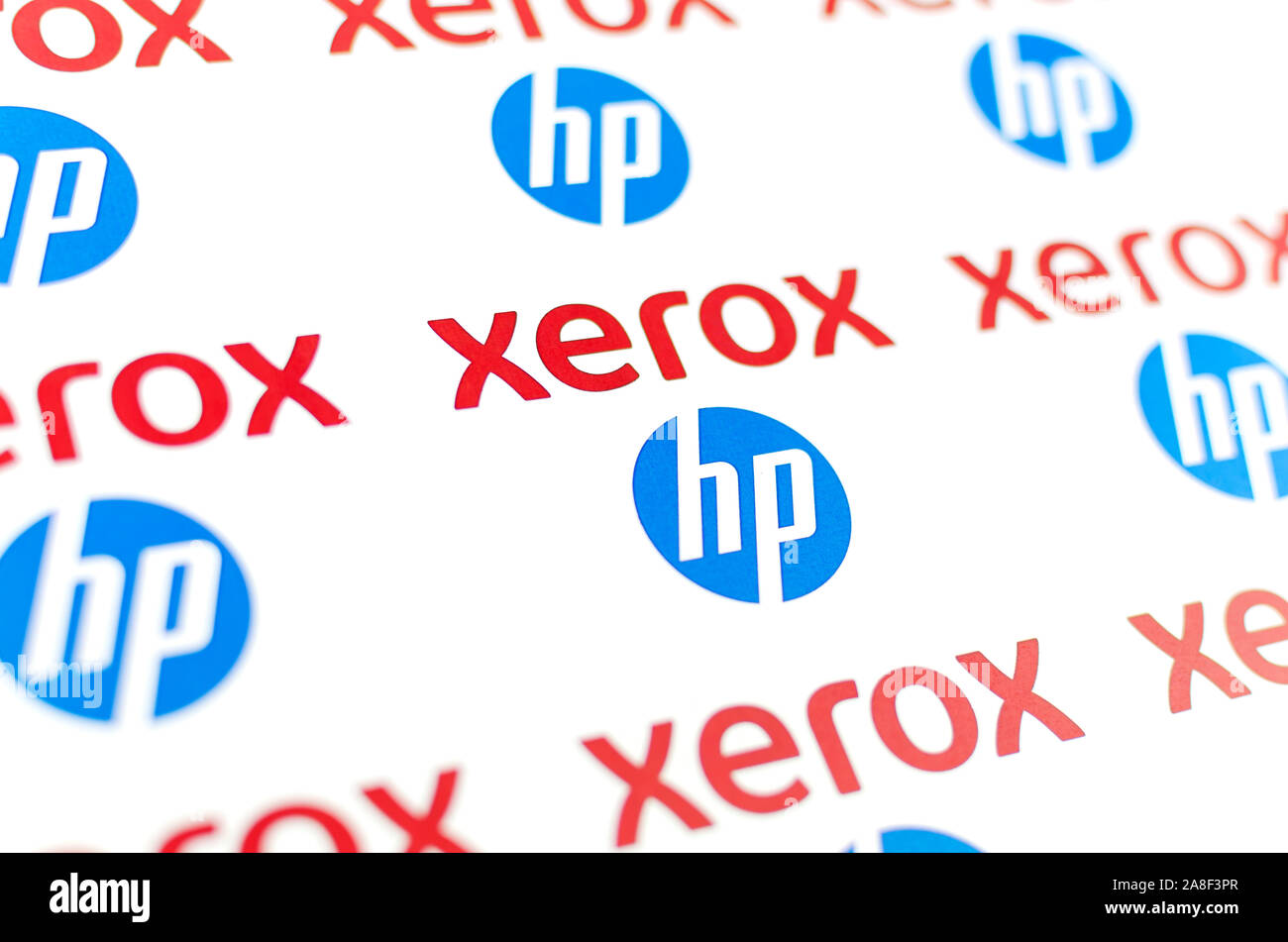 La carta per brochure combinato con Xerox e il logo HP. Foto con angolo di visualizzazione e la messa a fuoco selettiva. Concetto di immagine. Foto Stock