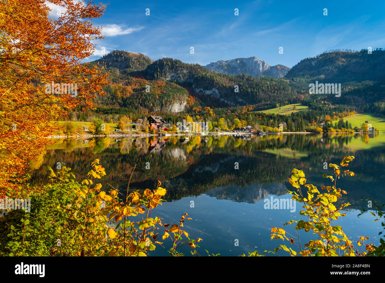 Caduta delle Foglie colore in alberi e il lago calmo con riflessioni a Grundlsee, Austria, l'Europa. Foto Stock