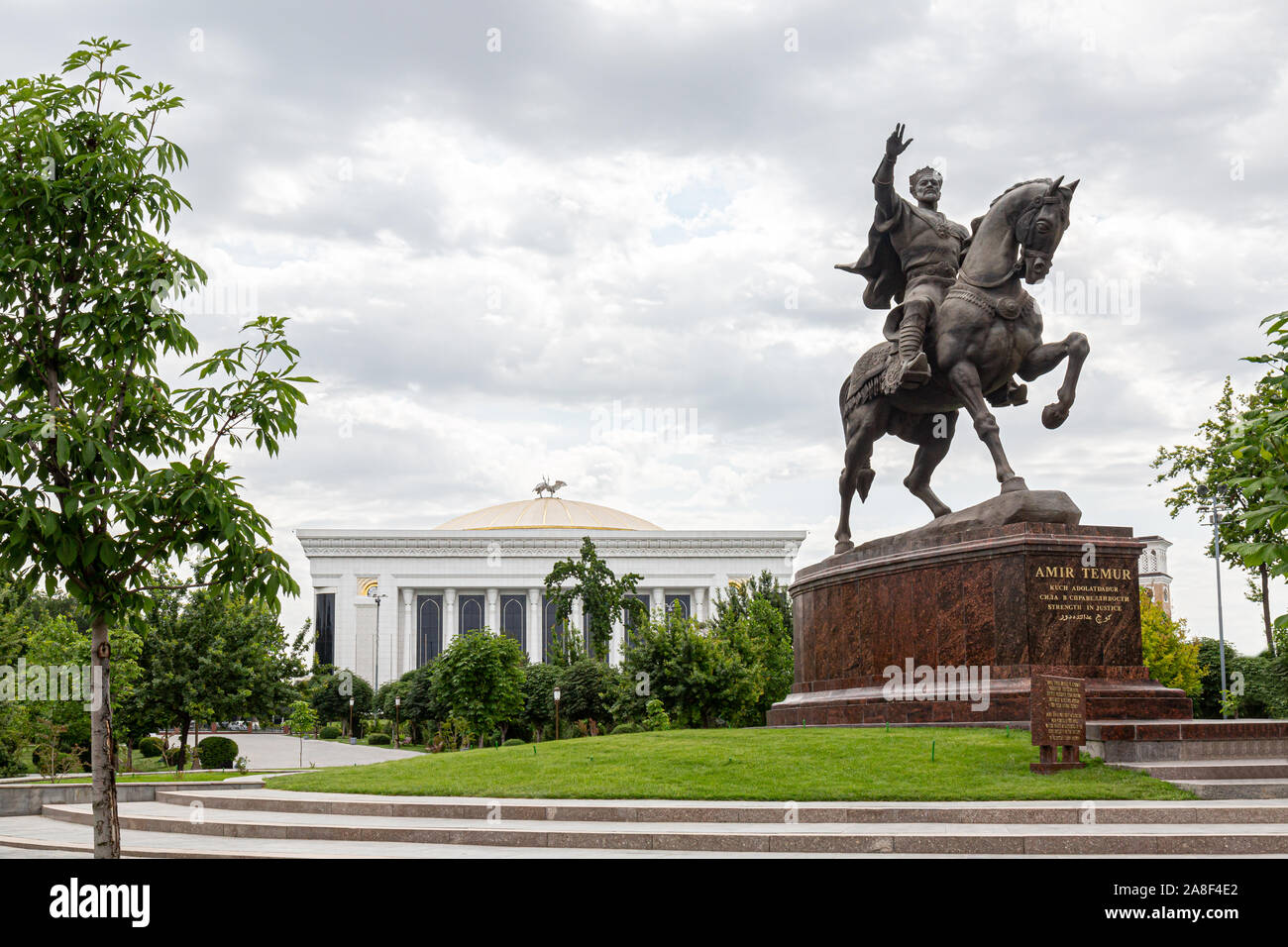 Statua di Amir Temur a cavallo in Piazza Indipendenza di fronte al Congresso Nazionale Centro, Tashkent Foto Stock