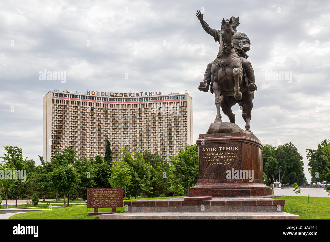 Statua di Amir Temur a cavallo di fronte all'Uzbekistan Hotel a Piazza Indipendenza, Tashkent Foto Stock