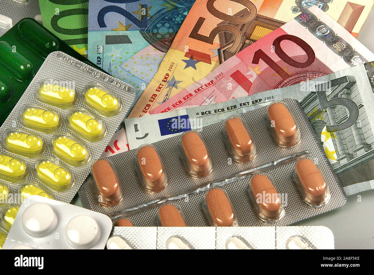 Teure Medikamente, Pillen, Tabletten und Euro Banknoten, Foto Stock