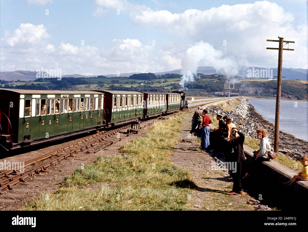 Narrow guage locomotiva a vapore treno attraversando la Cob, Porthmadog, Gwynedd, Galles nel 1964 Foto Stock