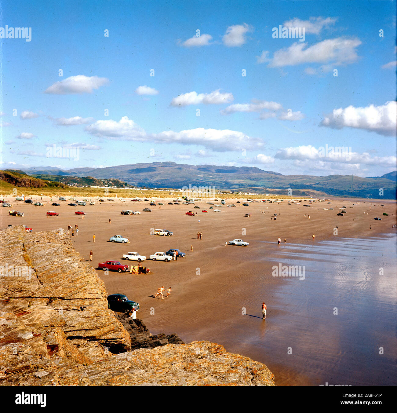 Auto sulla spiaggia vicino a Porthmadog in Galles 1964 Foto Stock