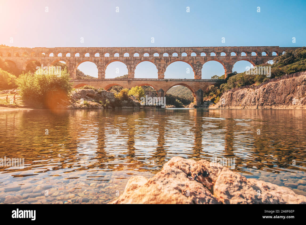 Bellissima vista dell'antico ponte romano di Pont du Gard dal centro del fiume Gardon Foto Stock