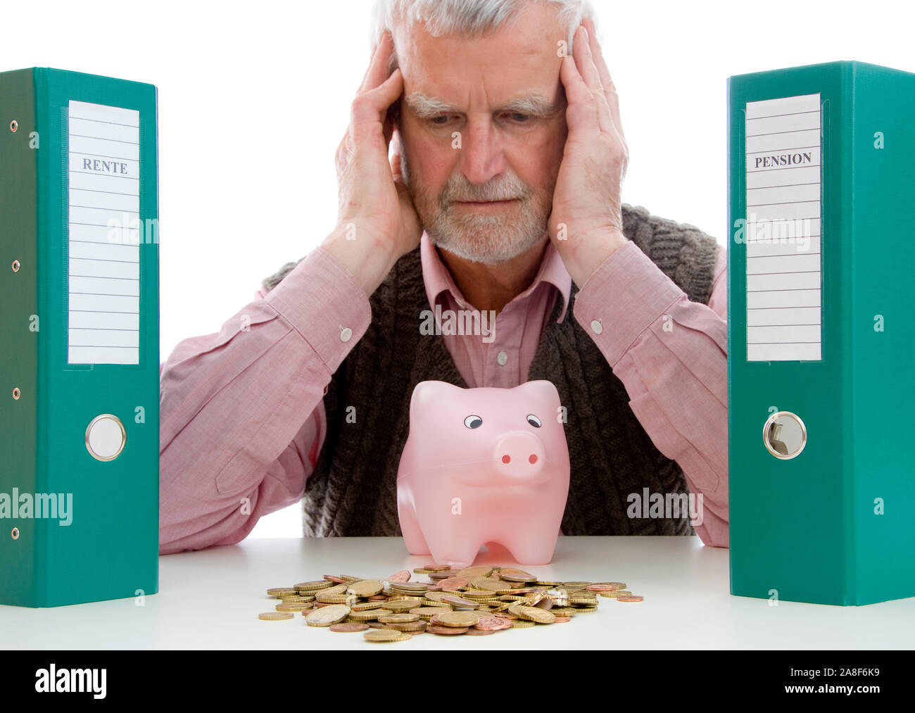 Rentner mit Geldsorgen, sitzt Sparschwein vor und verzweifelt, signor: Sì Foto Stock