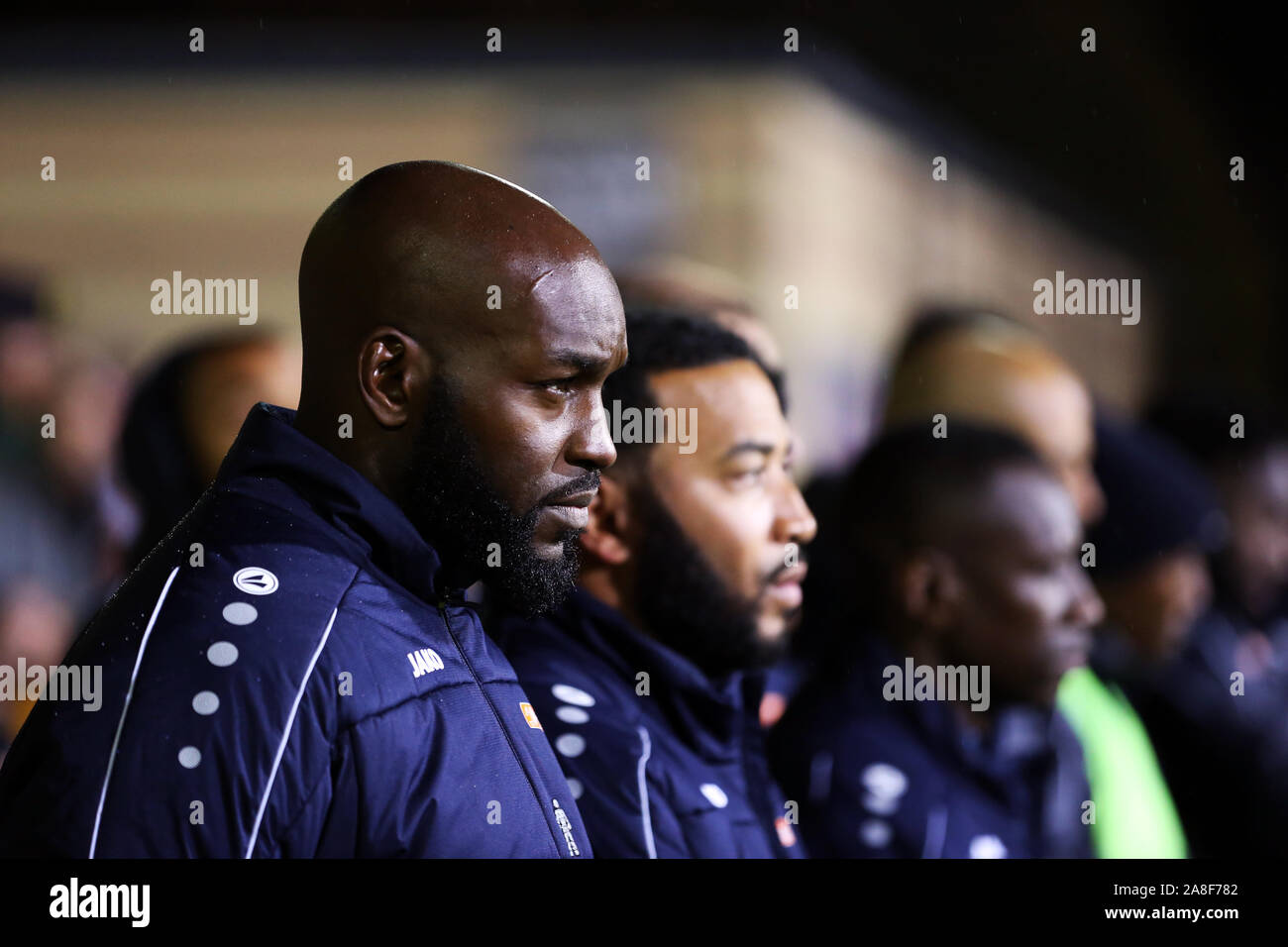 Frazione di Dulwich manager Gavin Rose si distingue per un minuto di silenzio prima del Giorno del Ricordo durante la FA Cup match di primo turno a Champion Hill, Londra. Foto Stock