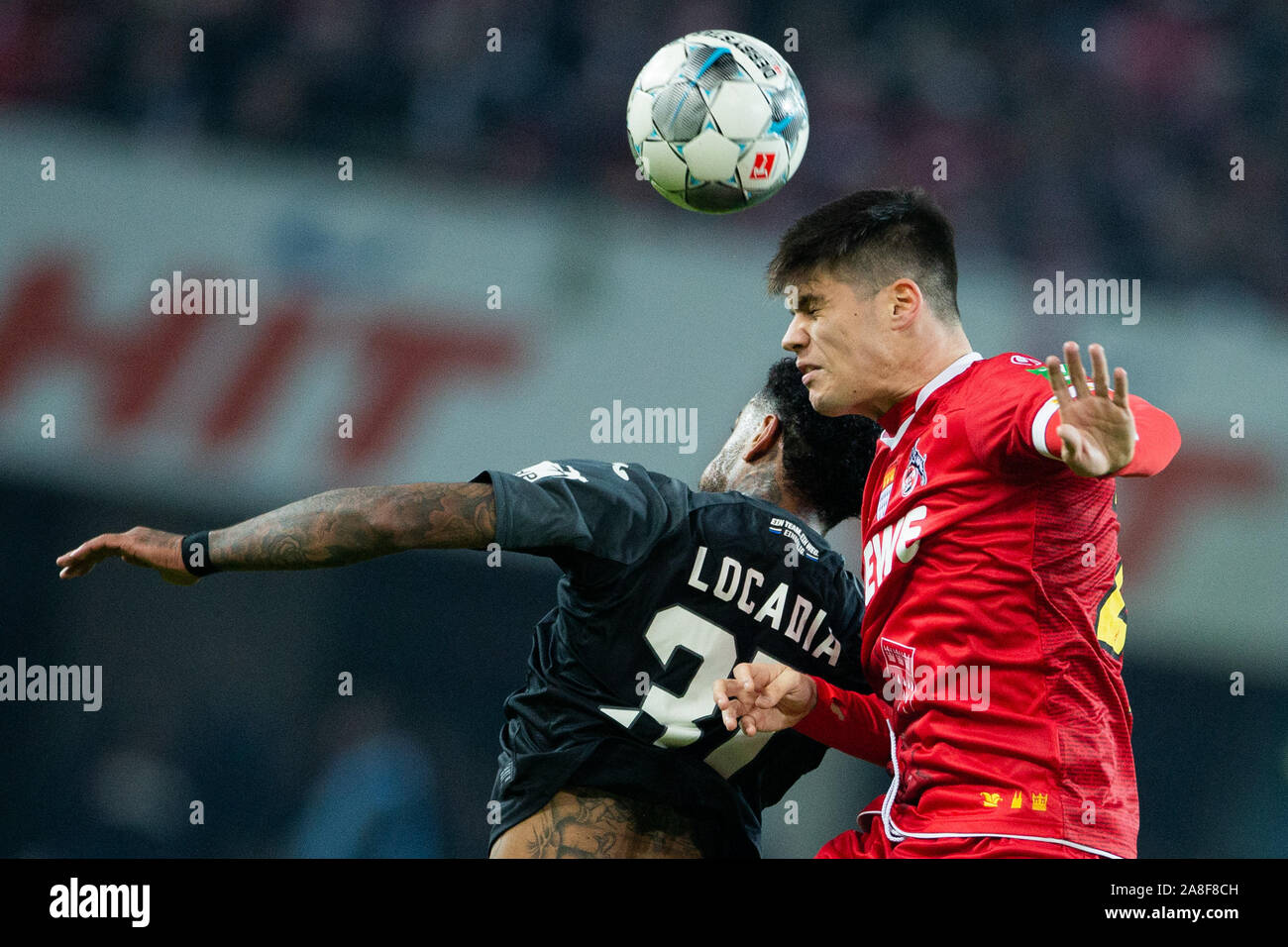 Colonia, Germania. 08 Nov, 2019. Calcio: Bundesliga, 1° FC Colonia - 1899 Hoffenheim, undicesima giornata nel RheinEnergieStadion. La colonia di Jorge semplice (r) e del Hoffenheim Jürgen Locadia lotta per la palla. Credito: Rolf Vennenbernd/dpa - NOTA IMPORTANTE: In conformità con i requisiti del DFL Deutsche Fußball Liga o la DFB Deutscher Fußball-Bund, è vietato utilizzare o hanno utilizzato fotografie scattate allo stadio e/o la partita in forma di sequenza di immagini e/o video-come sequenze di foto./dpa/Alamy Live News Foto Stock