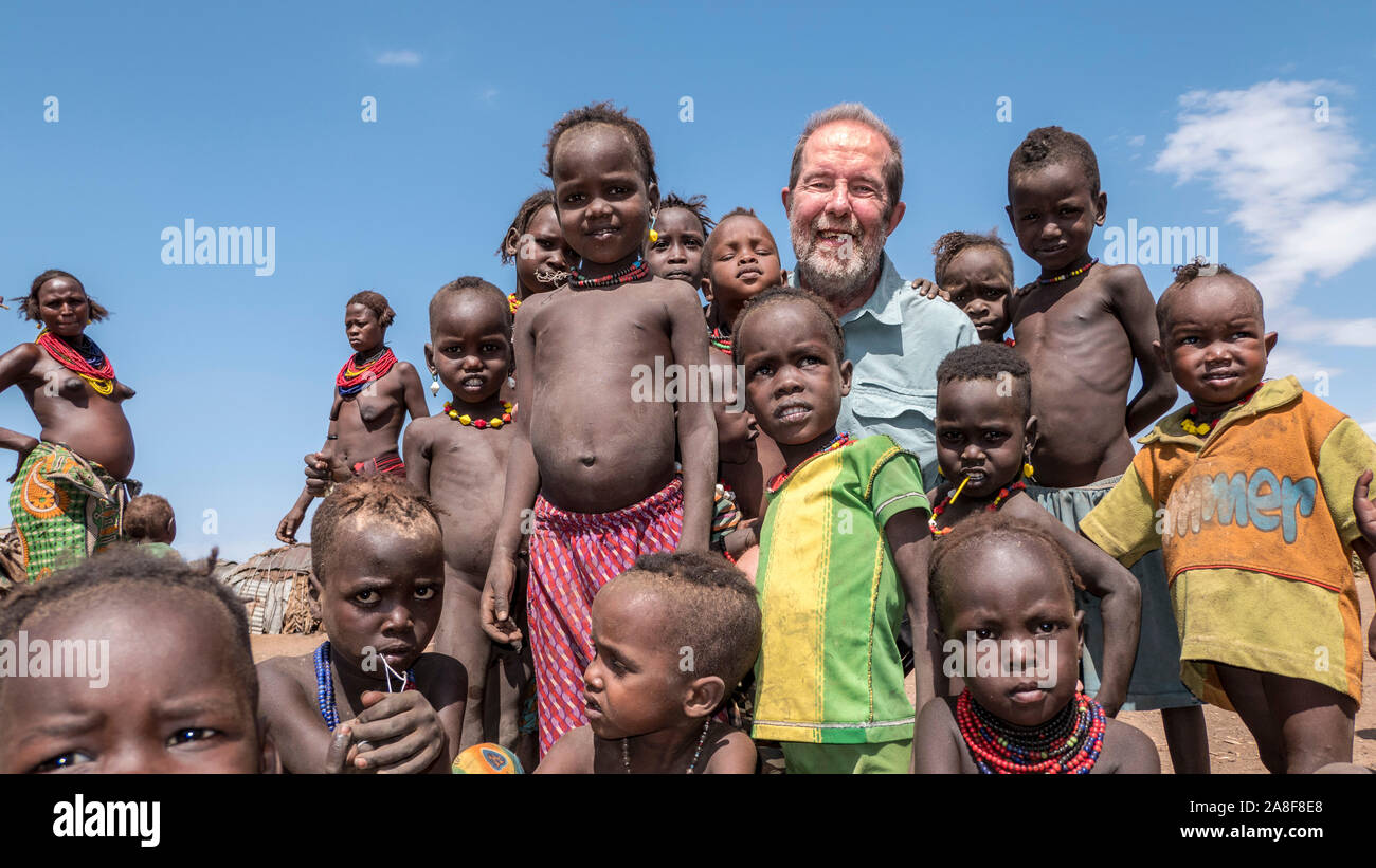 Visitatore con Dassenech tribù bambini Omorate Etiopia Foto Stock