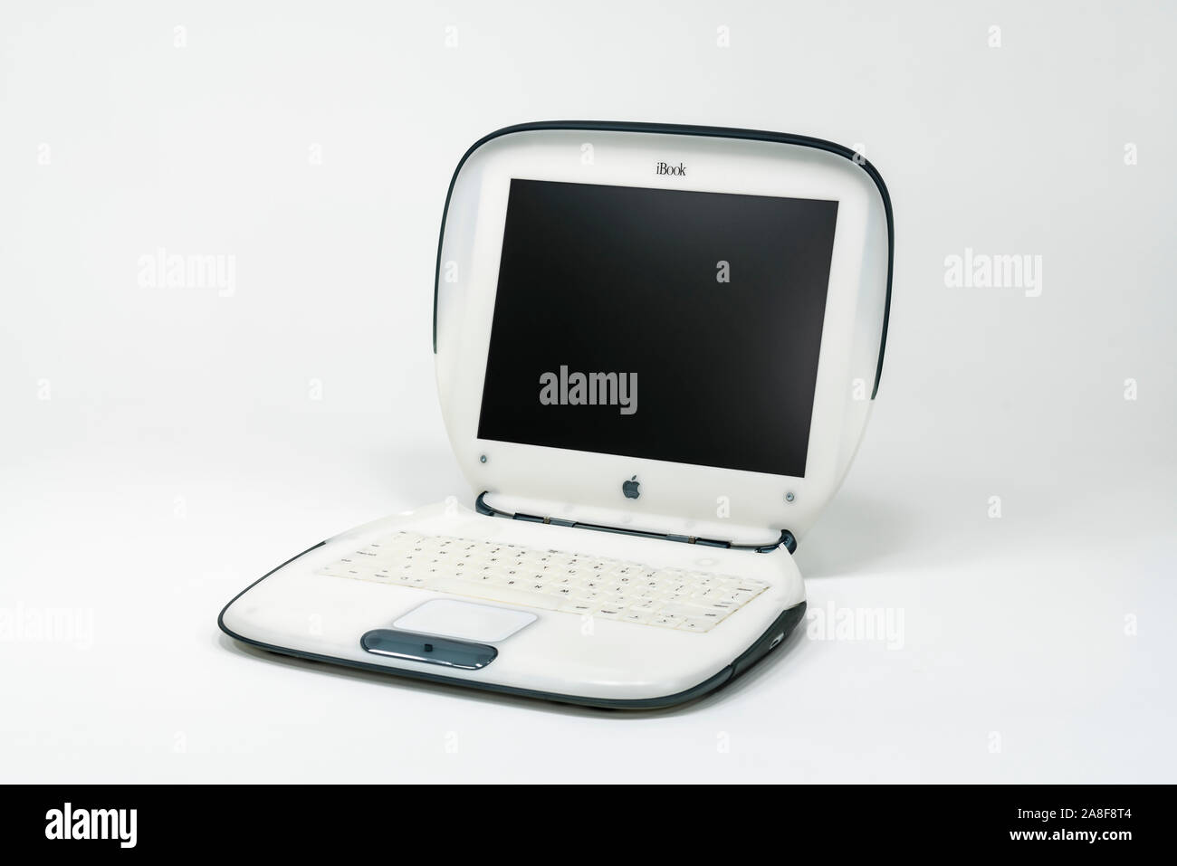 Los Angeles, California, Stati Uniti d'America - 6 Novembre 2019: Editoriale illustrativa foto del vecchio Apple stile clamshell iBook computer laptop. Foto Stock