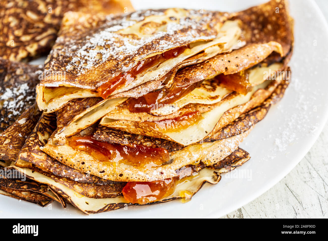 Close up di crepes con marmellata di arancio Foto Stock