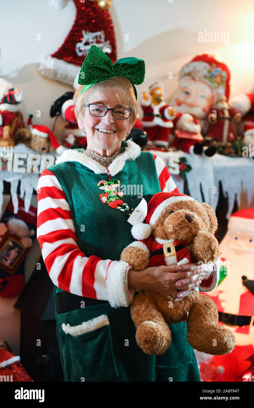 Swansea, Wales, Regno Unito. 8 novembre 2019. Nella foto è Betty-Ann Jones da Pontardawe vicino a Swansea, Galles, che ha speso migliaia di sterline per trasformare la sua casa in un paese delle meraviglie di Natale. Nonna, Betty-Ann, chi spende settimane di impostazione display, riempie ogni centimetro della sua casa con decorazioni ogni anno per raccogliere fondi per le associazioni di beneficenza locali e Macmillan. Sono incluse le 14.000 luci fairy, 73 pupazzi di neve nella sala TV e più di 200 in miniatura case di Natale. Lei è diventato noto localmente come la onorevole Natale. Robert Melen/Alamy Live News. Foto Stock