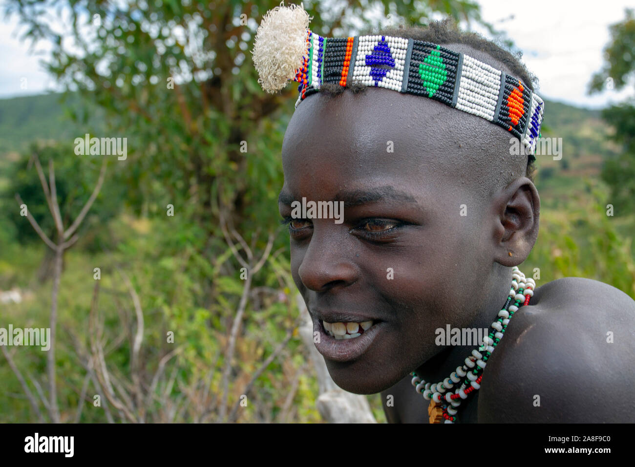 Bana o Bena tribù giovane con archetto a perline Etiopia Foto Stock Bana o Bena tribù giovane con archetto a perline Etiopia Foto Stock