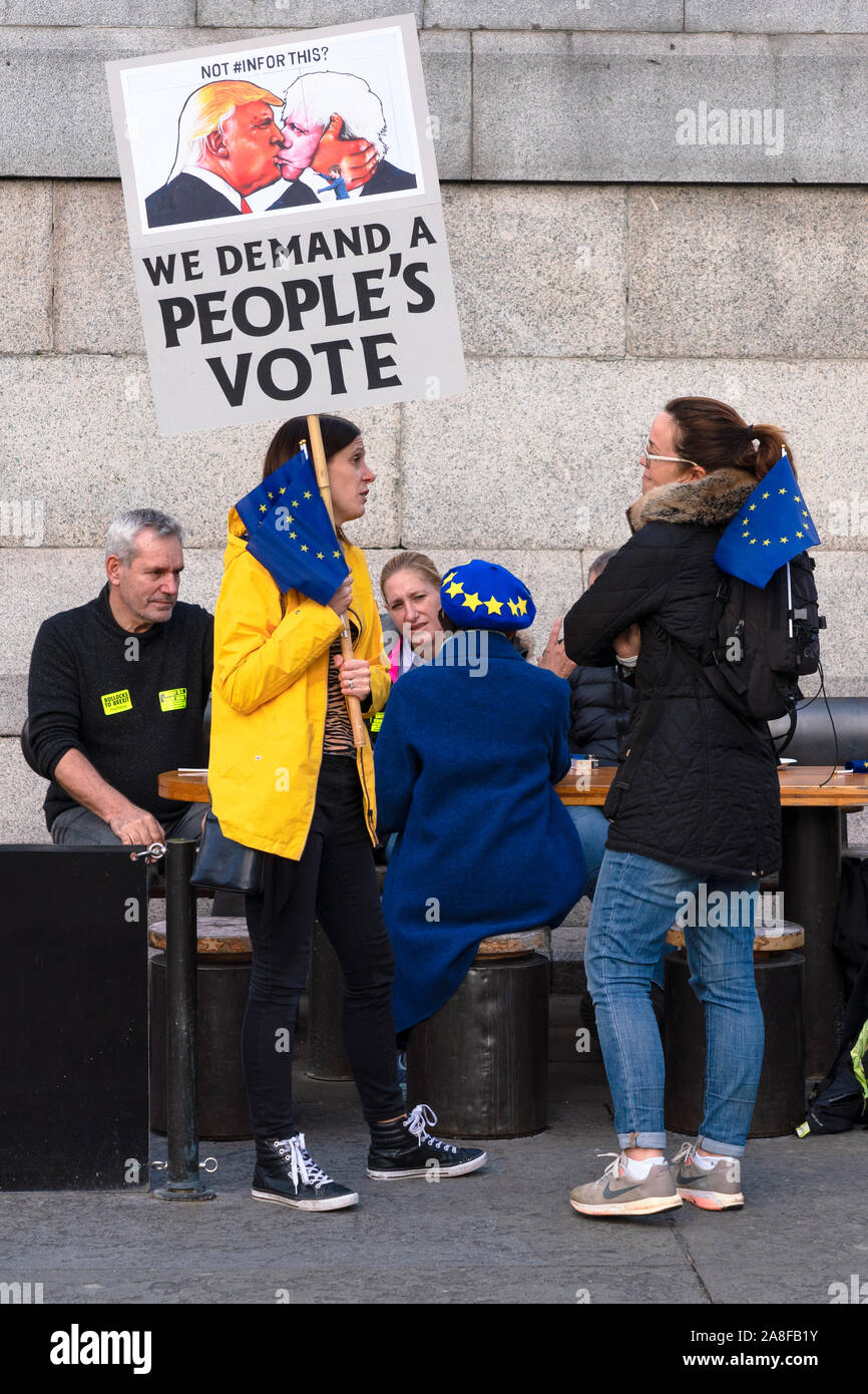 I popoli votazione anti BREXIT rally a Londra per rimanere in Unione Europea contestatori. Targhetta mostra Trump kissing Boris Johnson.19 Ottobre 2019 Foto Stock